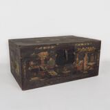 Coffre ancien en bois avec illustrations de vases en porcelaine (1900) #2