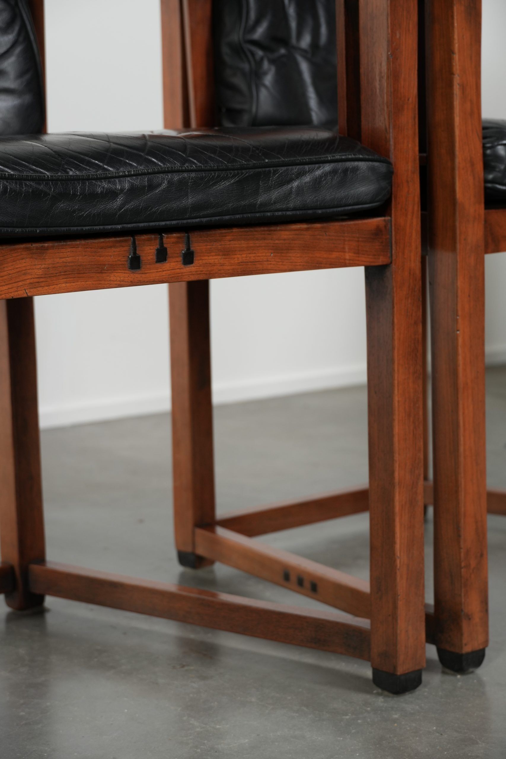 Black leather set of 4 Art Deco design dining chairs with armrests