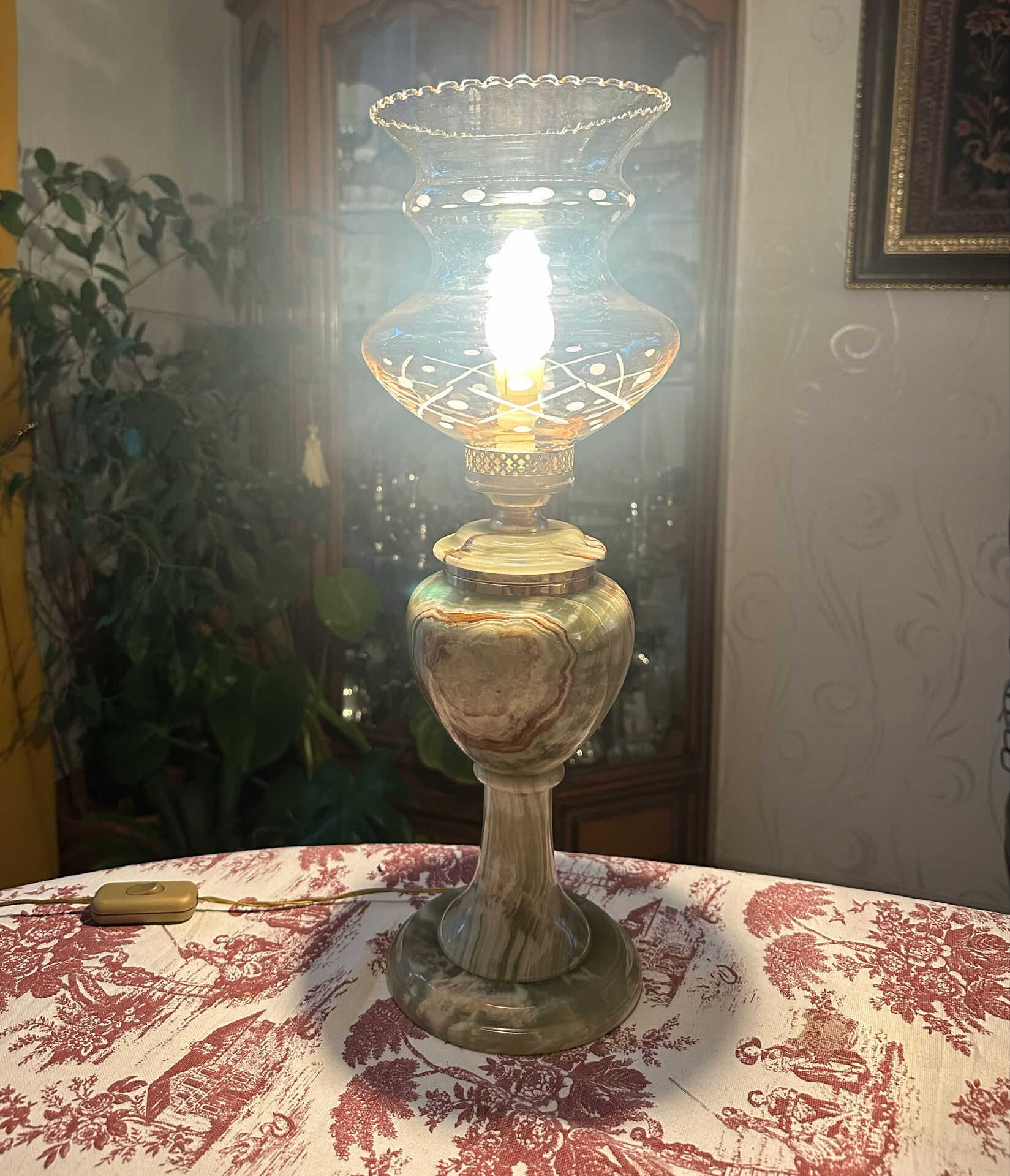 Lampe de bureau en onyx et laiton de style lampe à petrole
