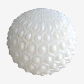 Globe de lampe en verre blanc tout alvéolé façon nid d'abeille, art déco
