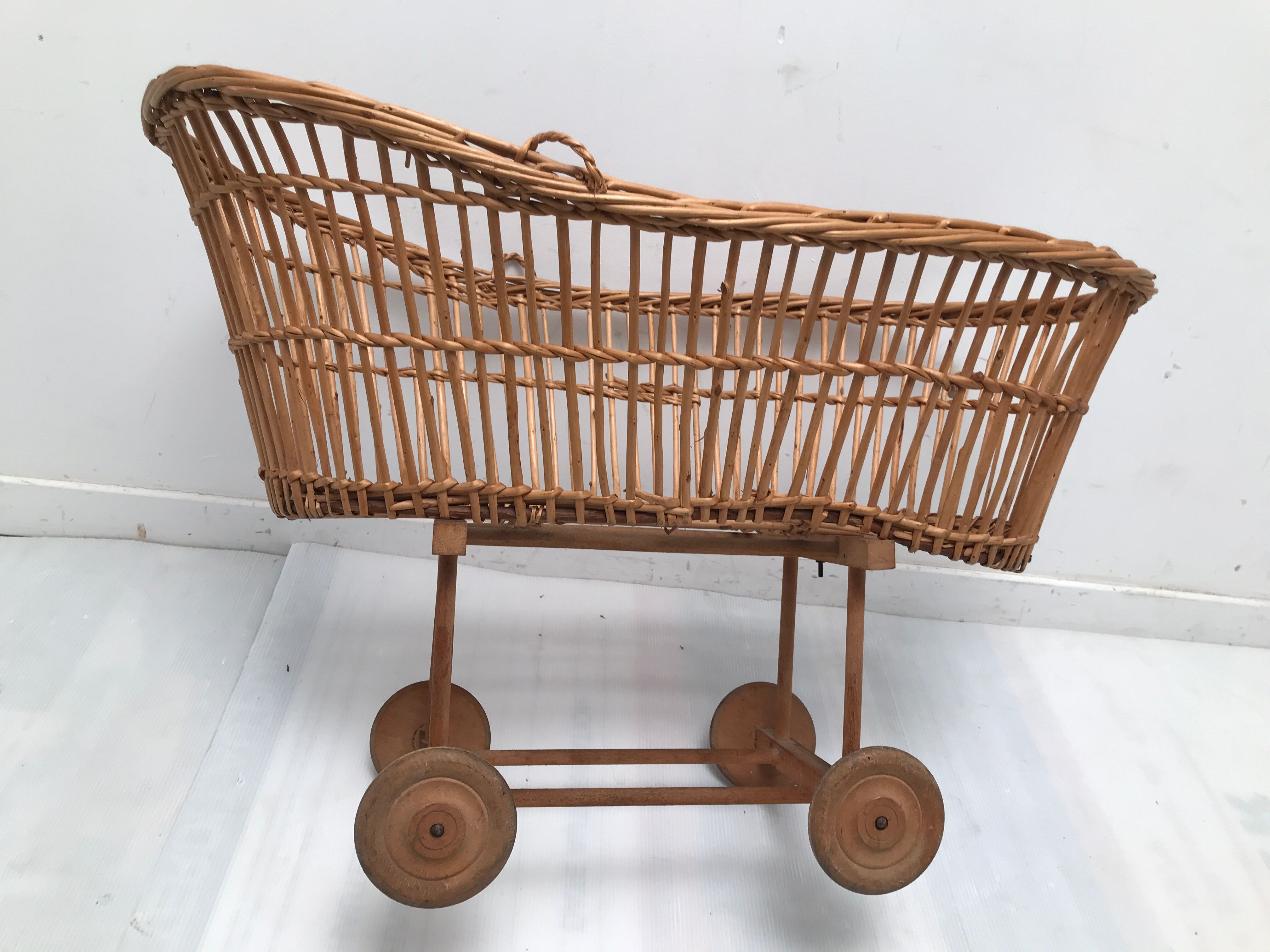Berceau en osier pour poupée vintage
