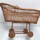 Berceau en osier pour poupée vintage