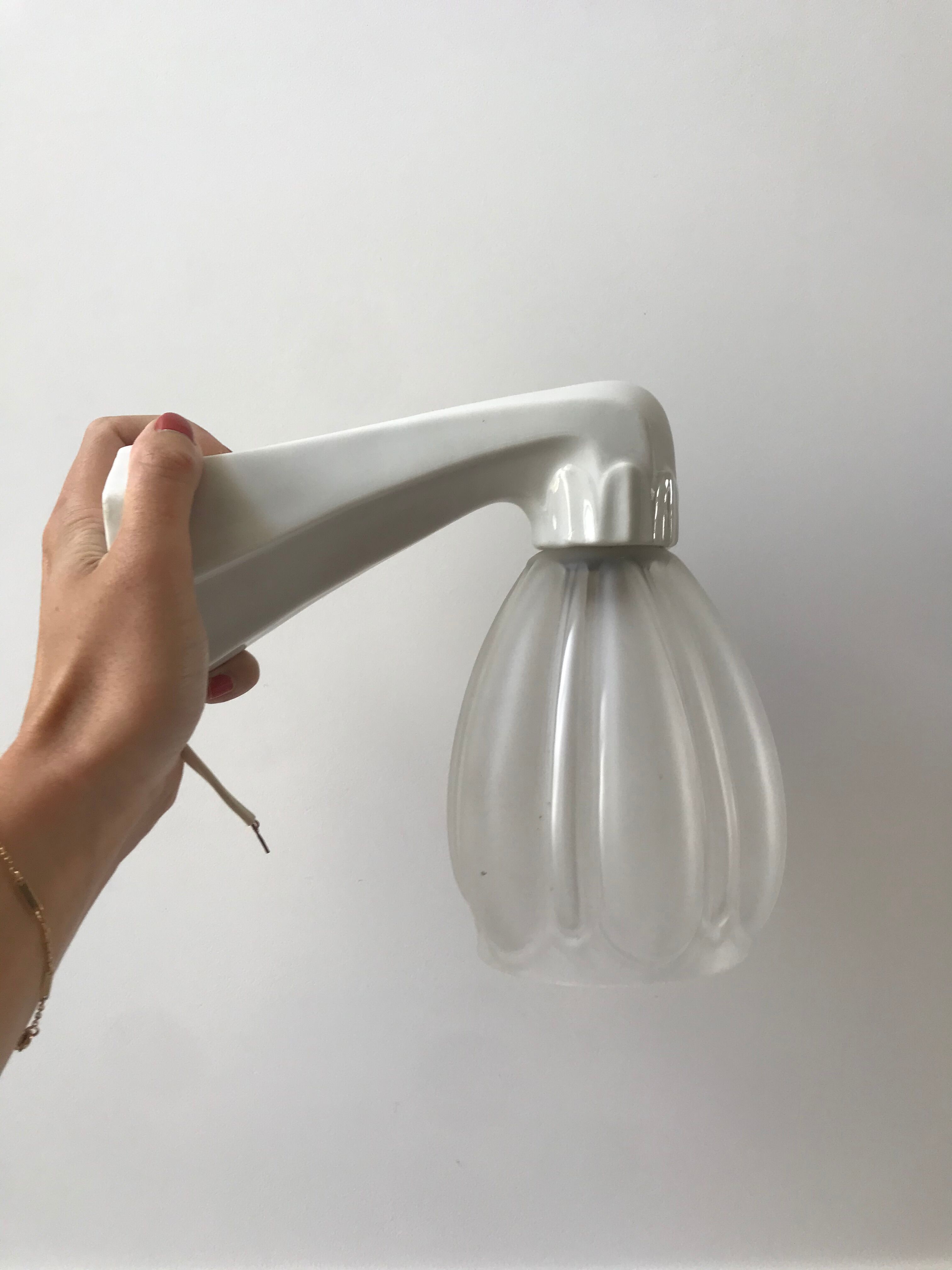 applique art déco en verre avec support en porcelaine blanc années 30