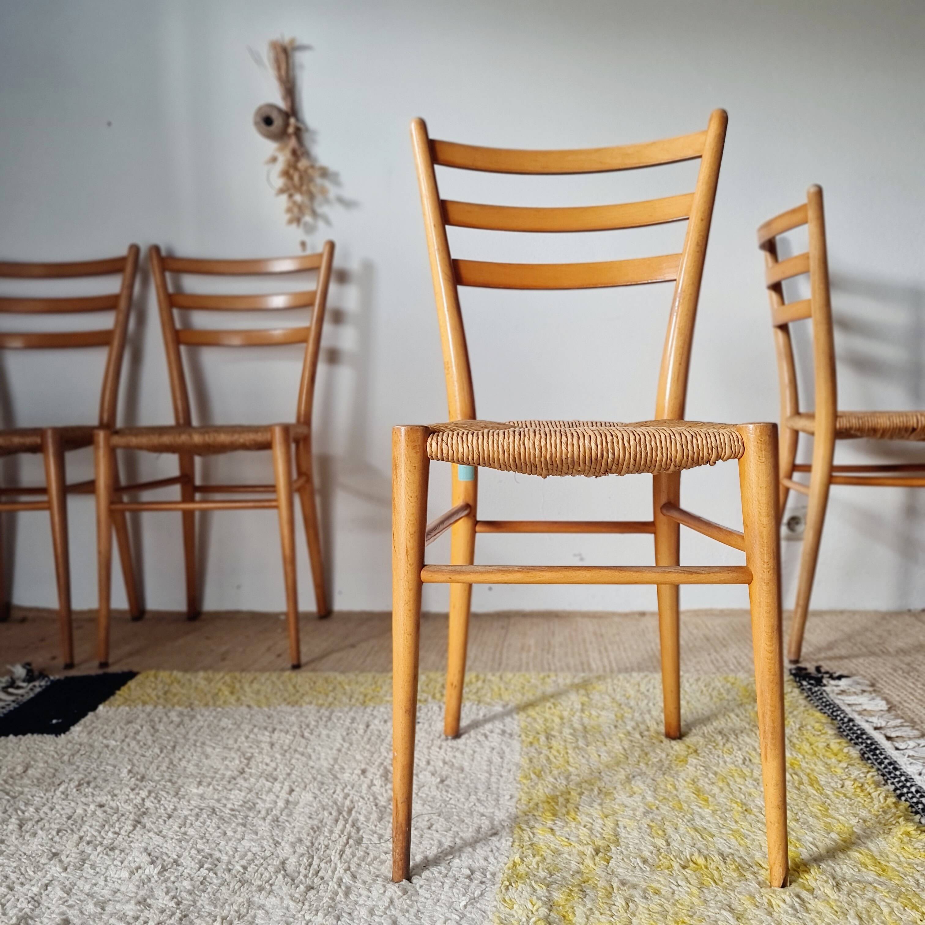 Set of 4 vintage Italian chairs in wood and straw.