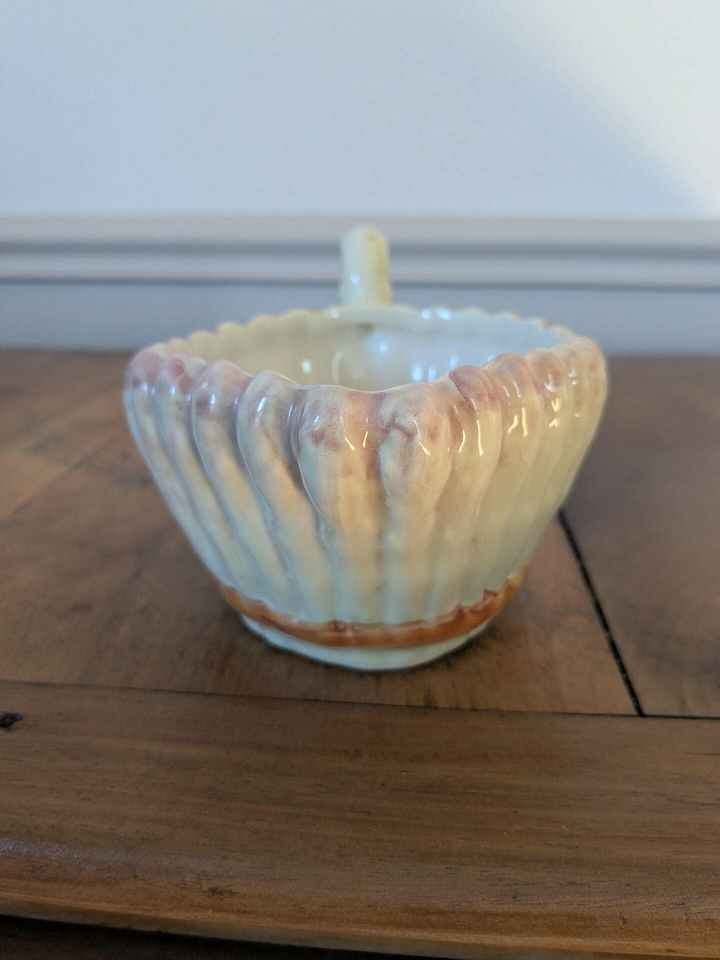 Gravy boat in slipware