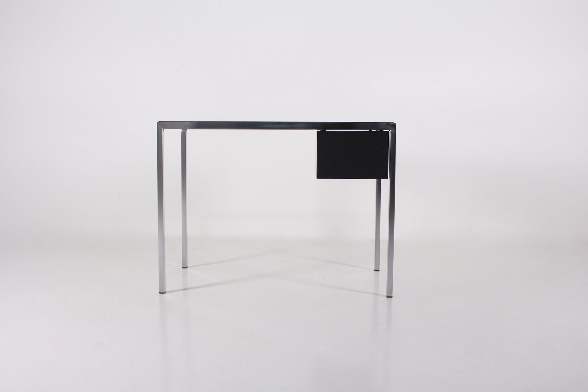 Minimalist medium desk