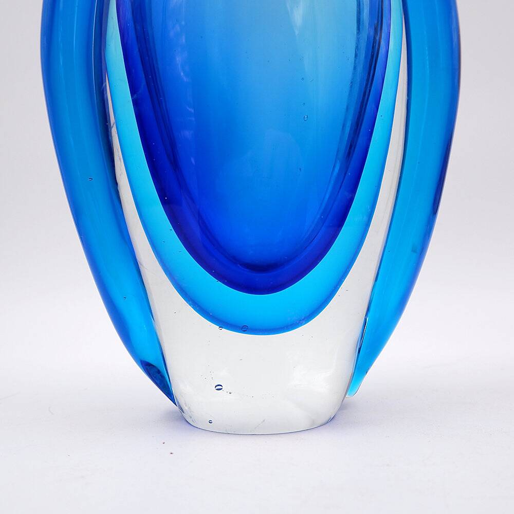 Oval glass vase in shades of blue, in the Sommerso style.
