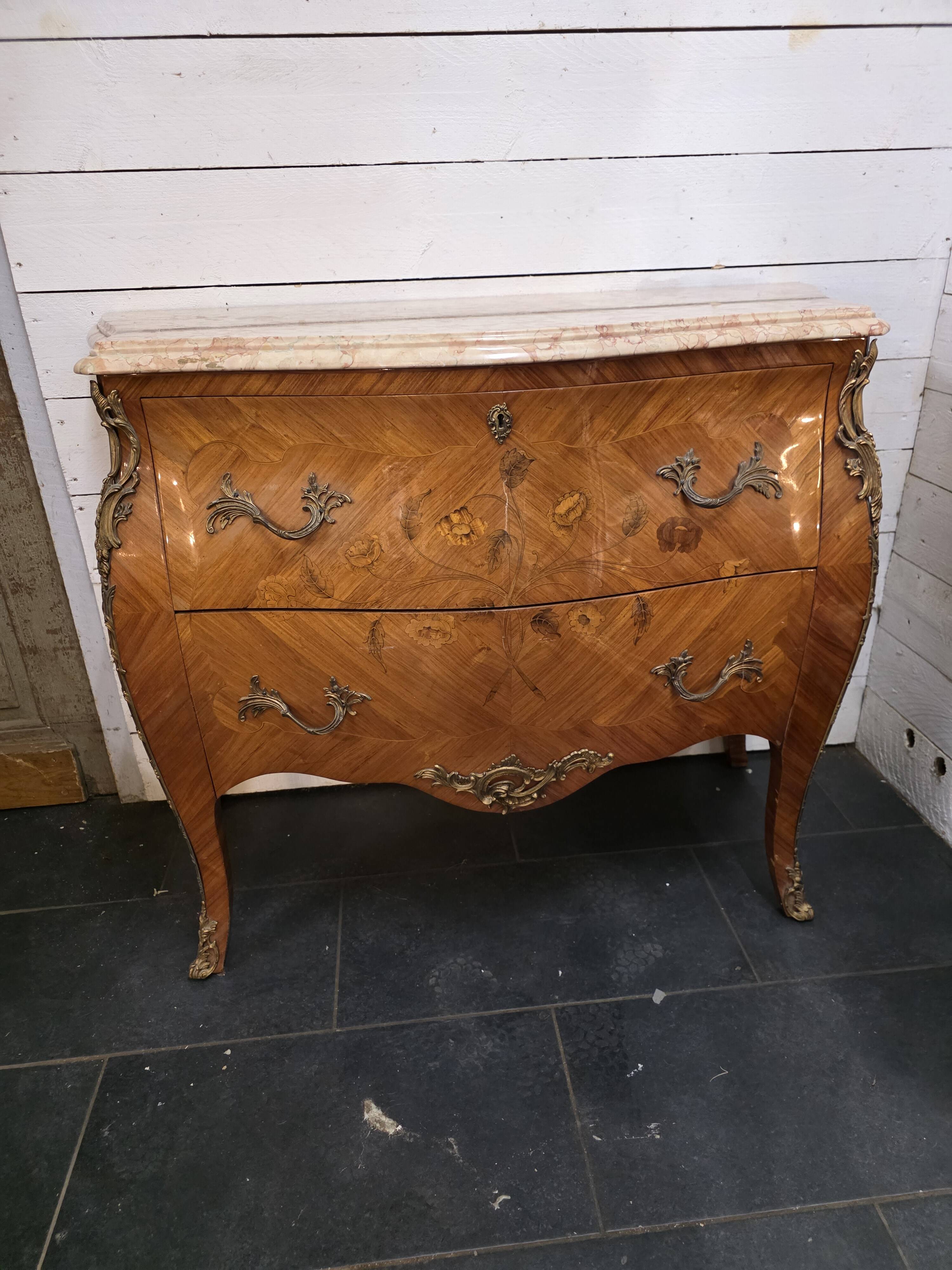 Louis XV style curved chest of drawers in marquetry