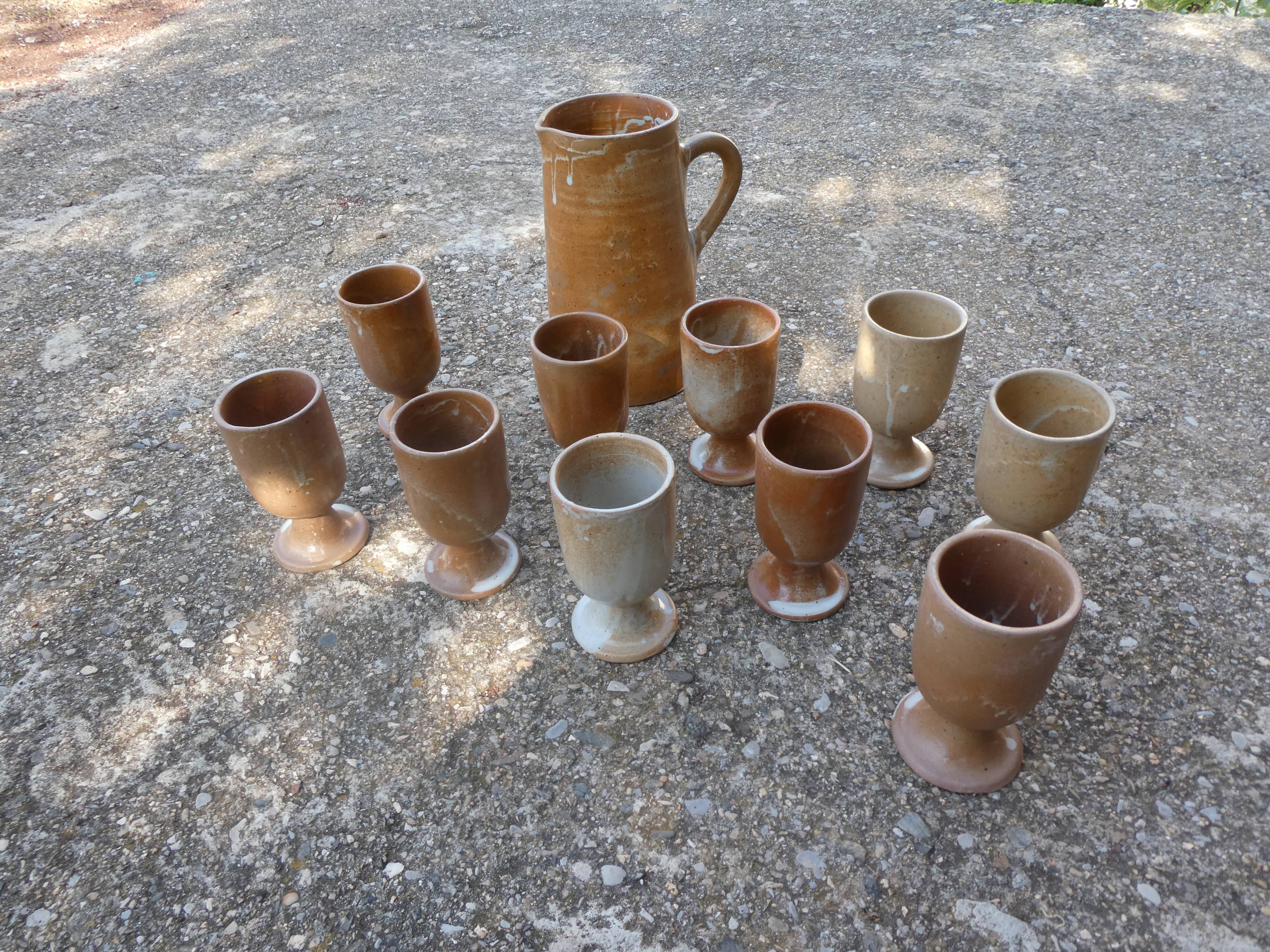 Service mazagrans and decanter in enamelled stoneware.