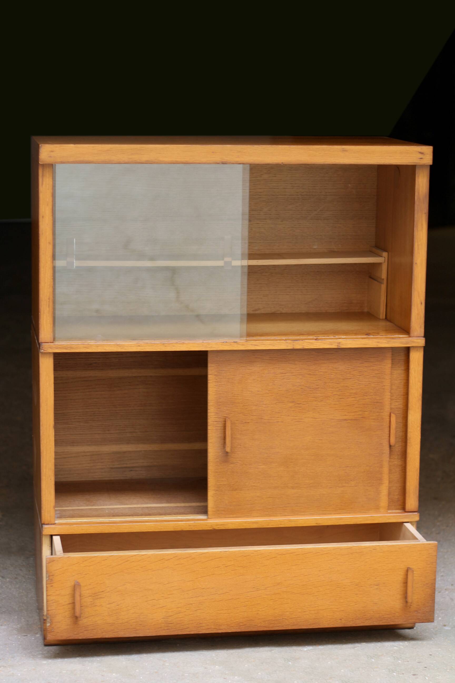 Adorable MD-type oak module from the 1950s.