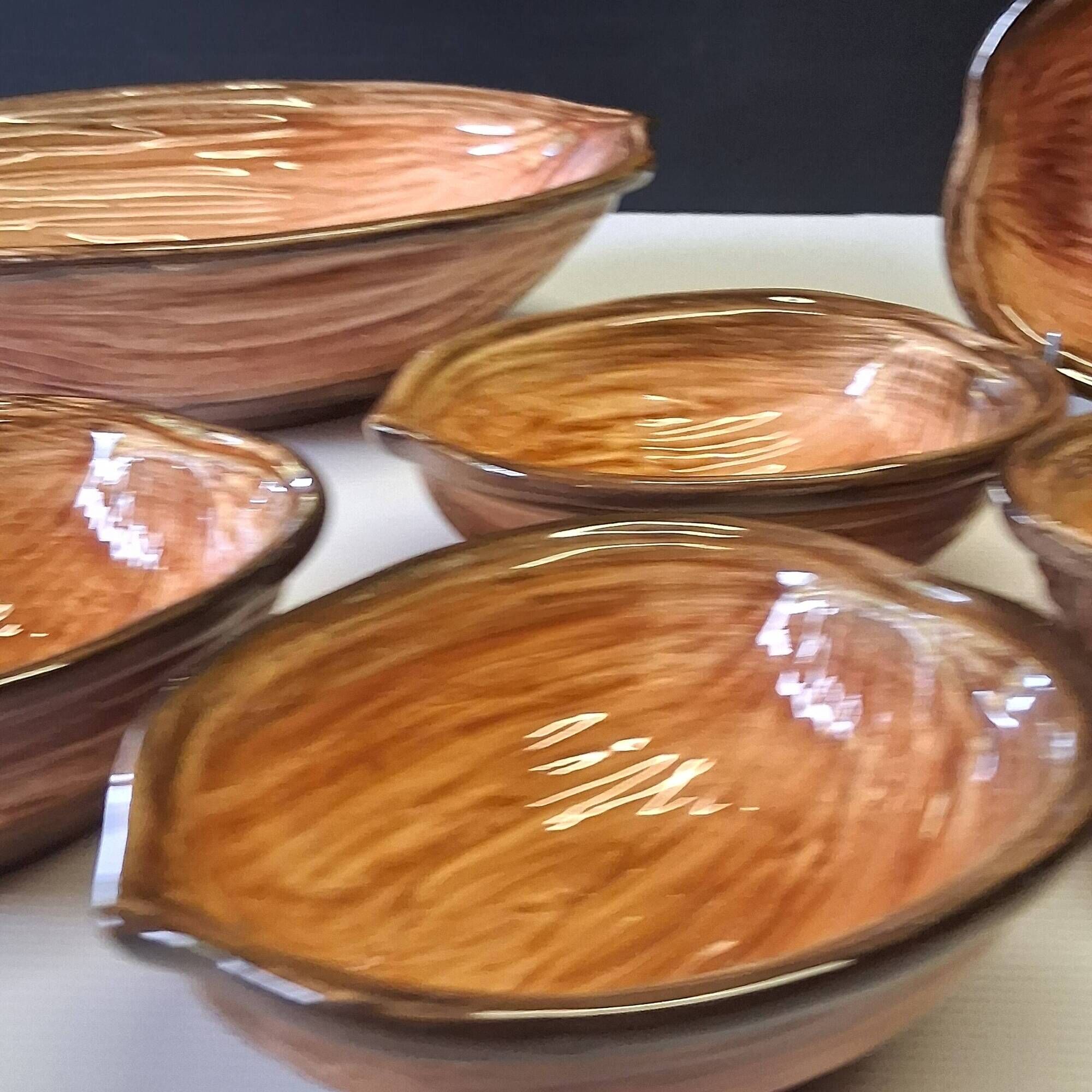 Very nice fruit service in the shape of walnut shells in very good condition.
