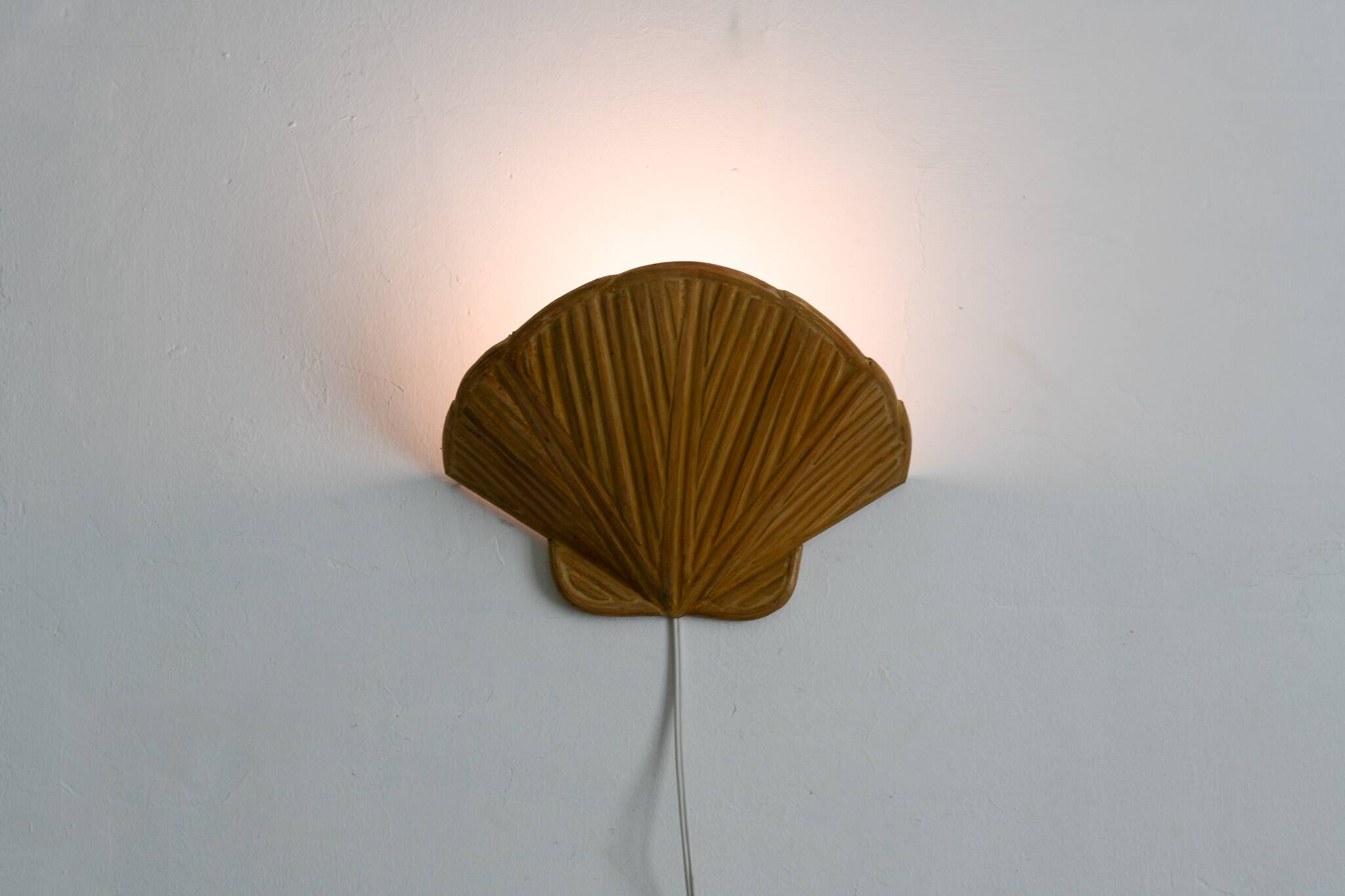 Clamp Shell Shaped Wall Lamp