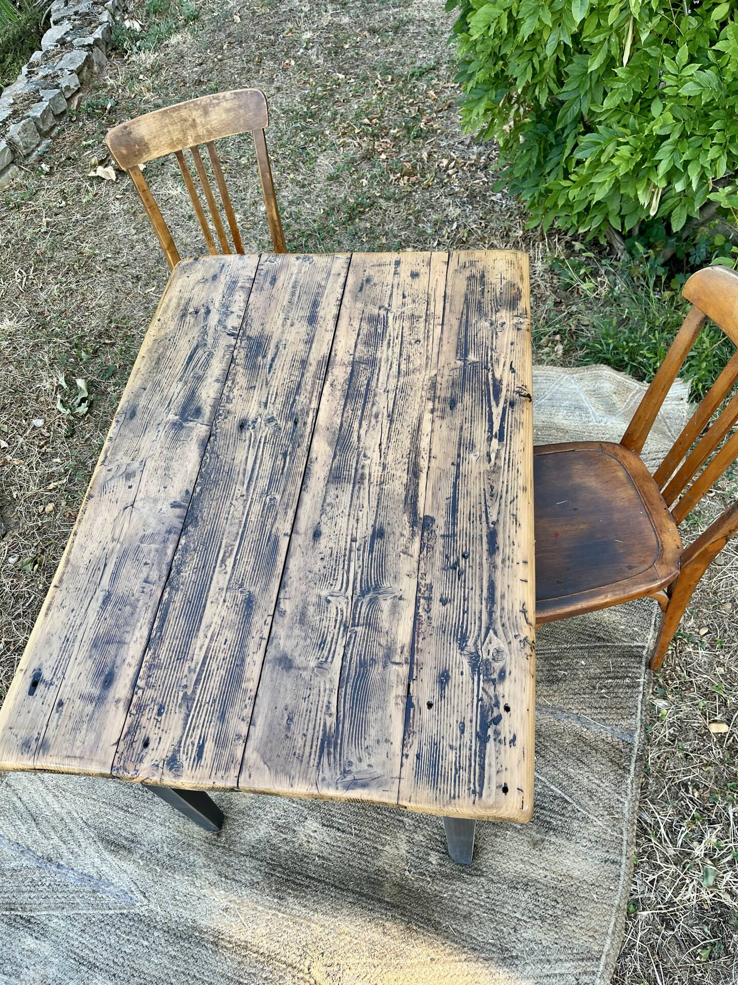 Table de ferme rénovée noire et bois brut