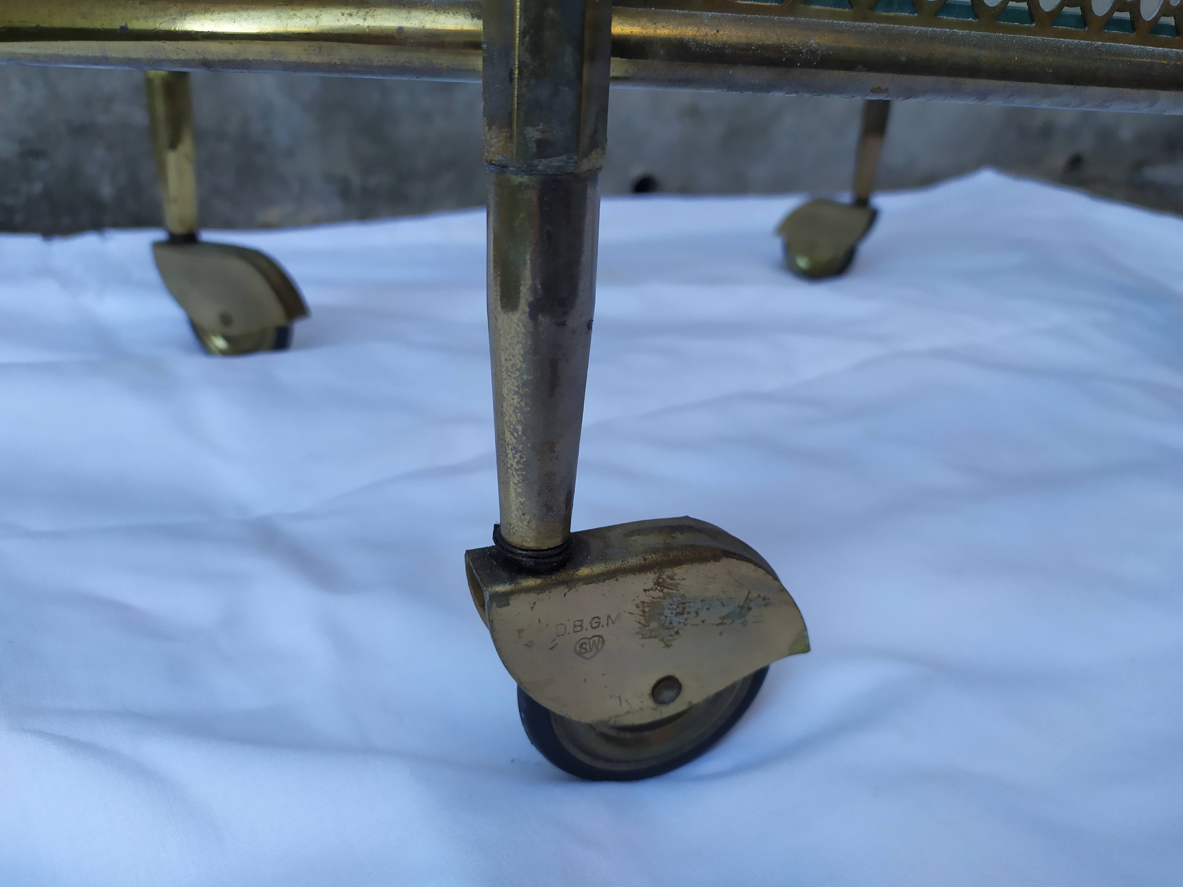 Golden rolling bar dessert