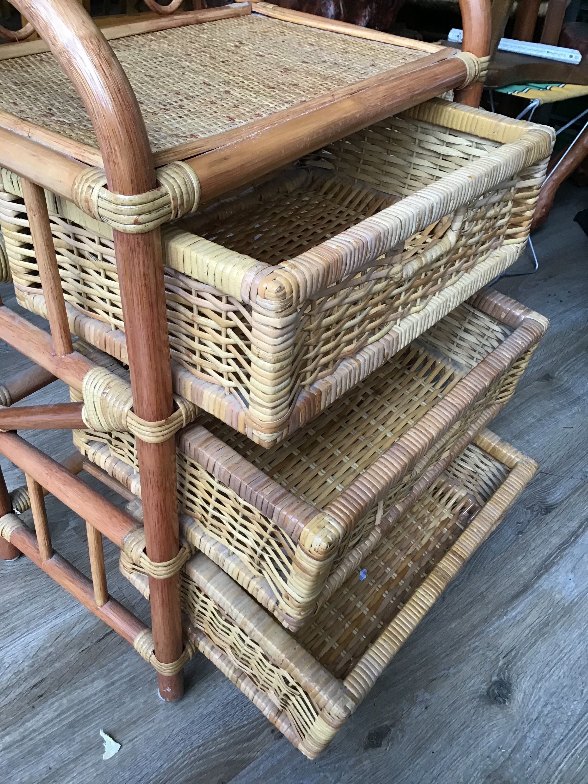Meuble de rangement à tiroirs en rotin années 70