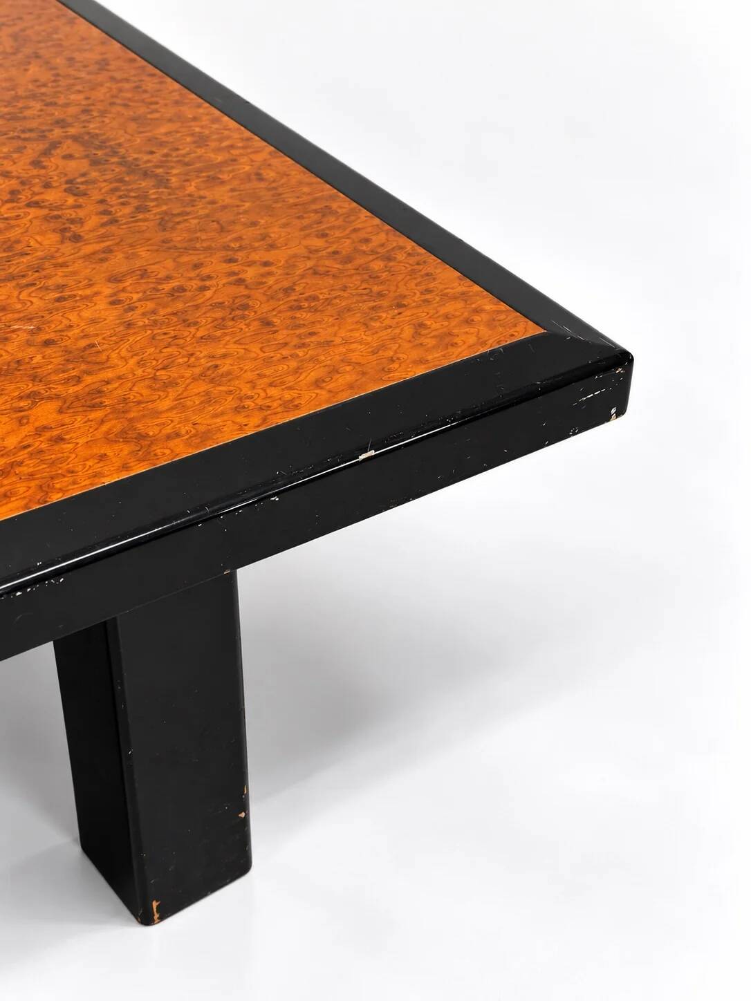 Vintage coffee table in wood burl and black lacquer, geometric inlay.