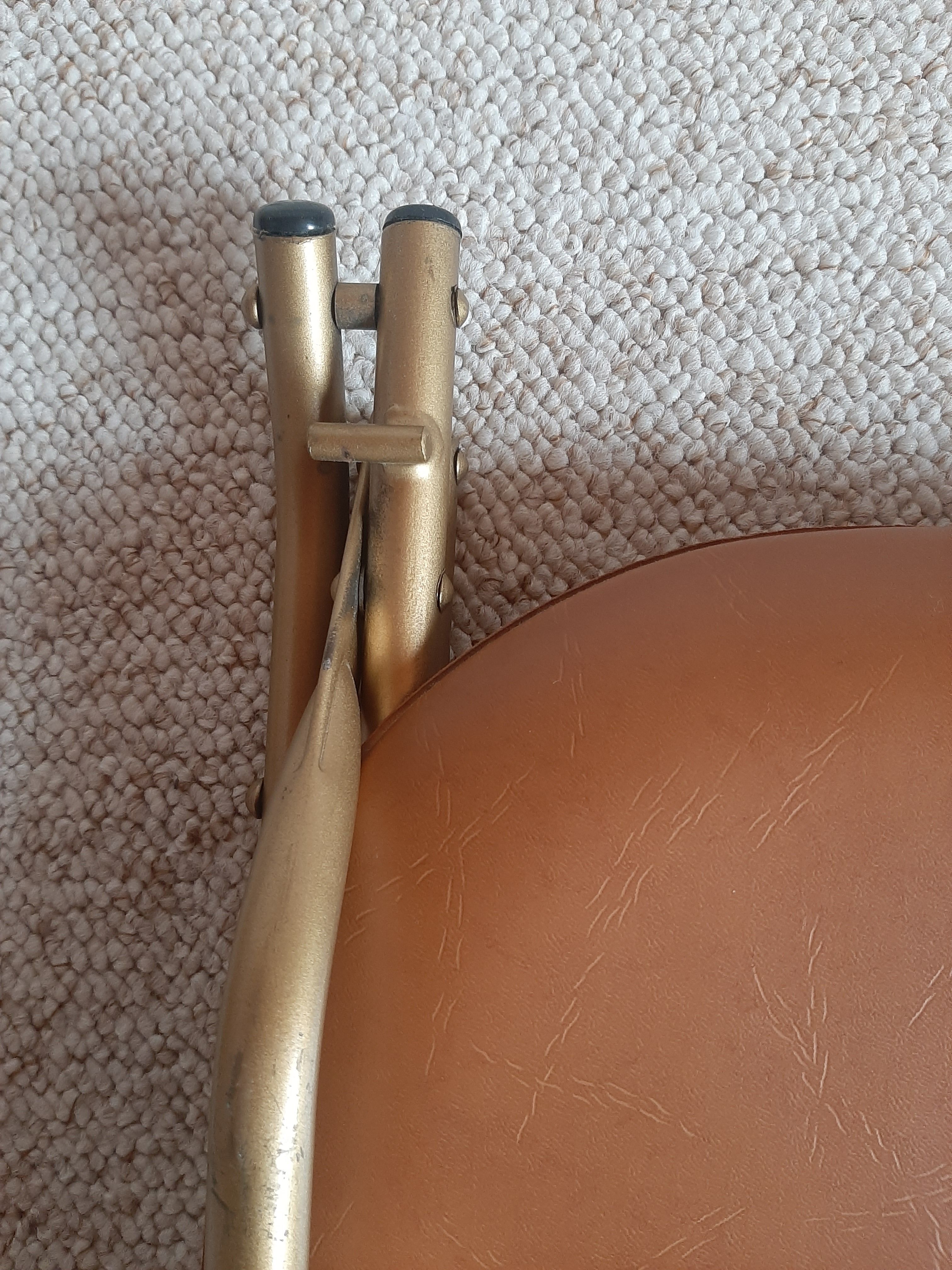 Chaise pliante structure tube et simili cuir