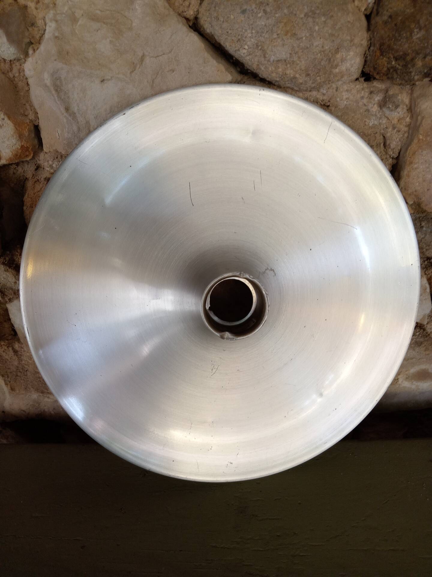 Wall-mounted disc light