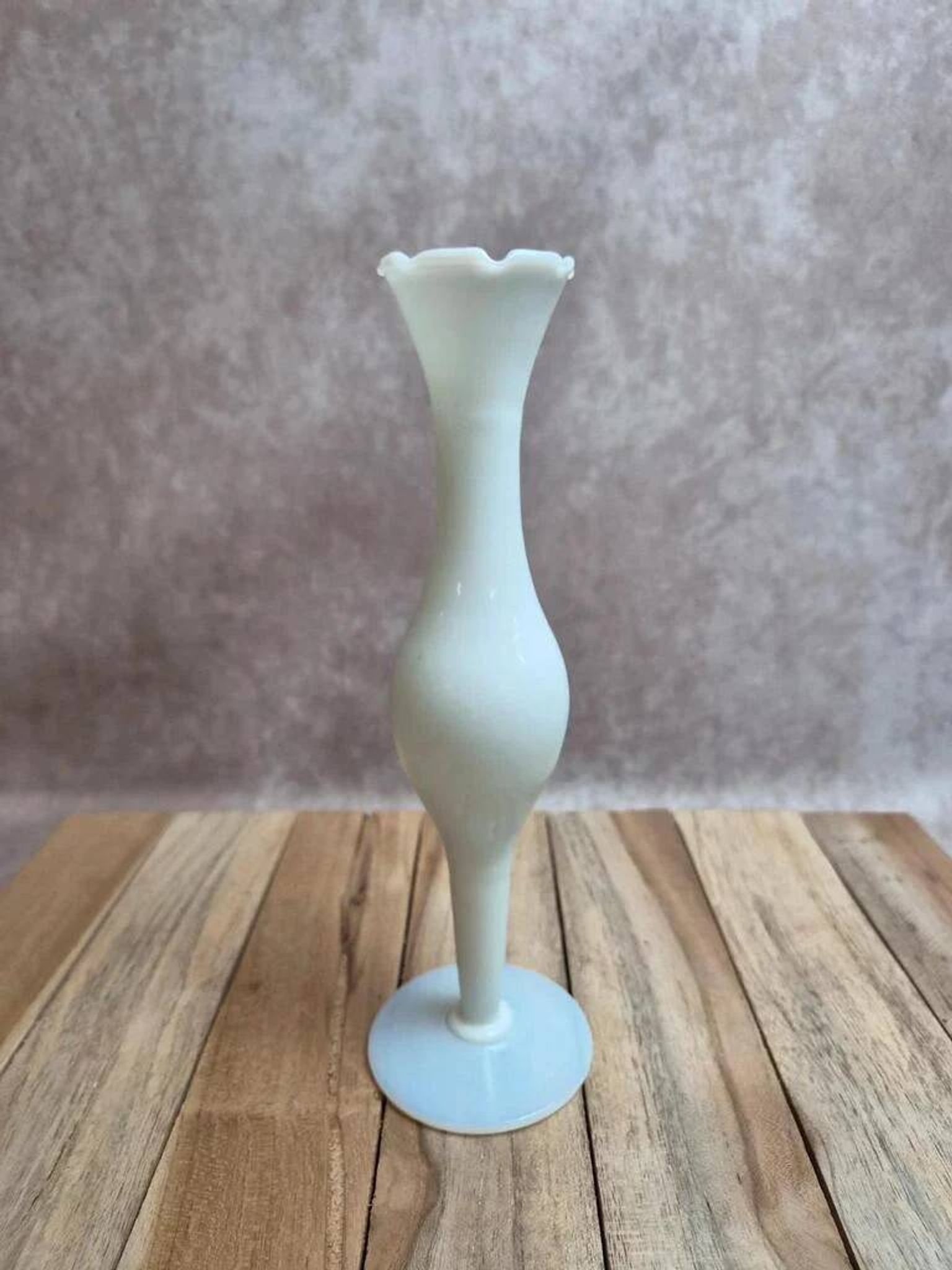 Small single-flower vase in white opaline – Vintage elegance