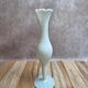 Petit vase soliflore en opaline blanche – Élégance vintage