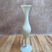 Small single-flower vase in white opaline – Vintage elegance