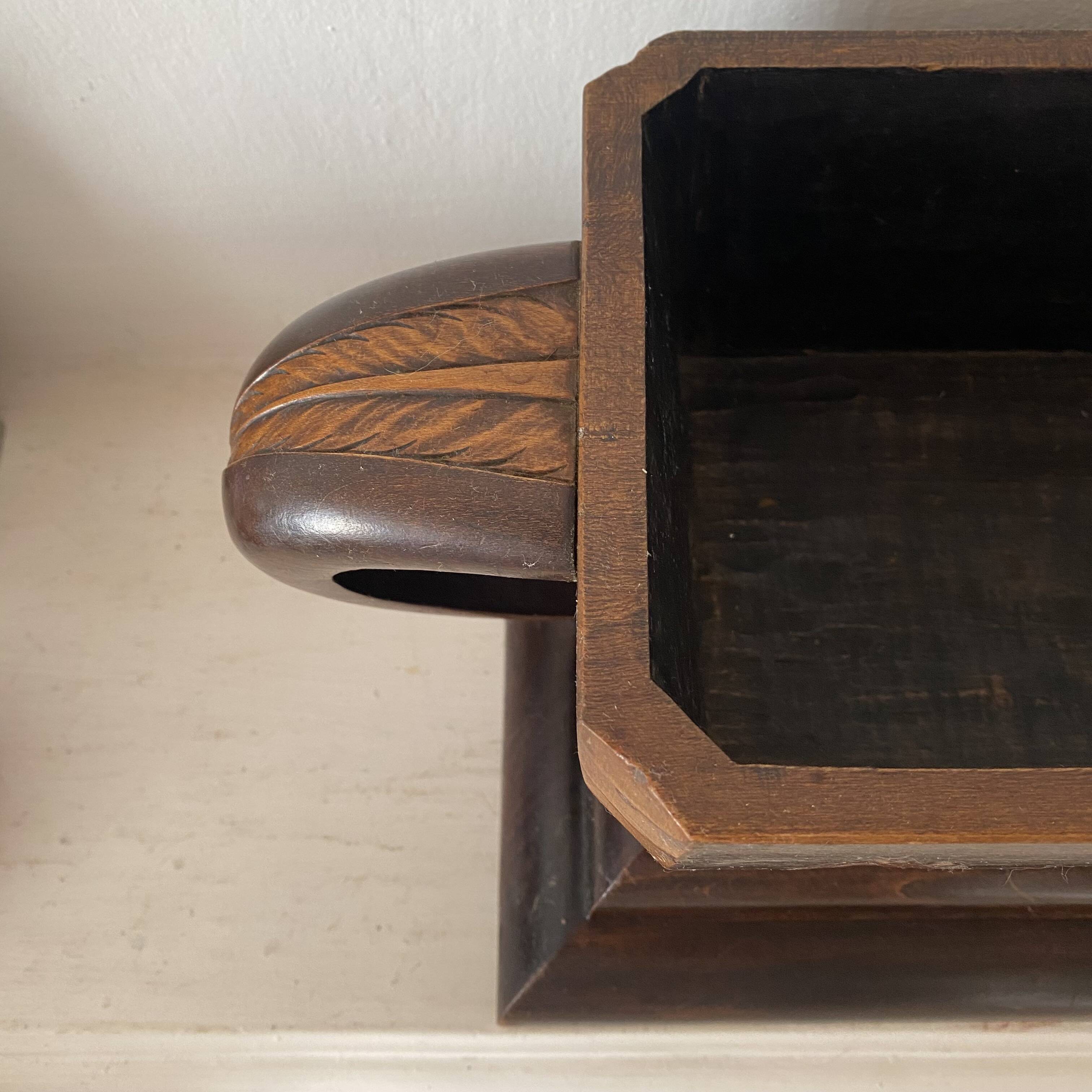 Art Deco jardinière in carved wood, decorated with roses.