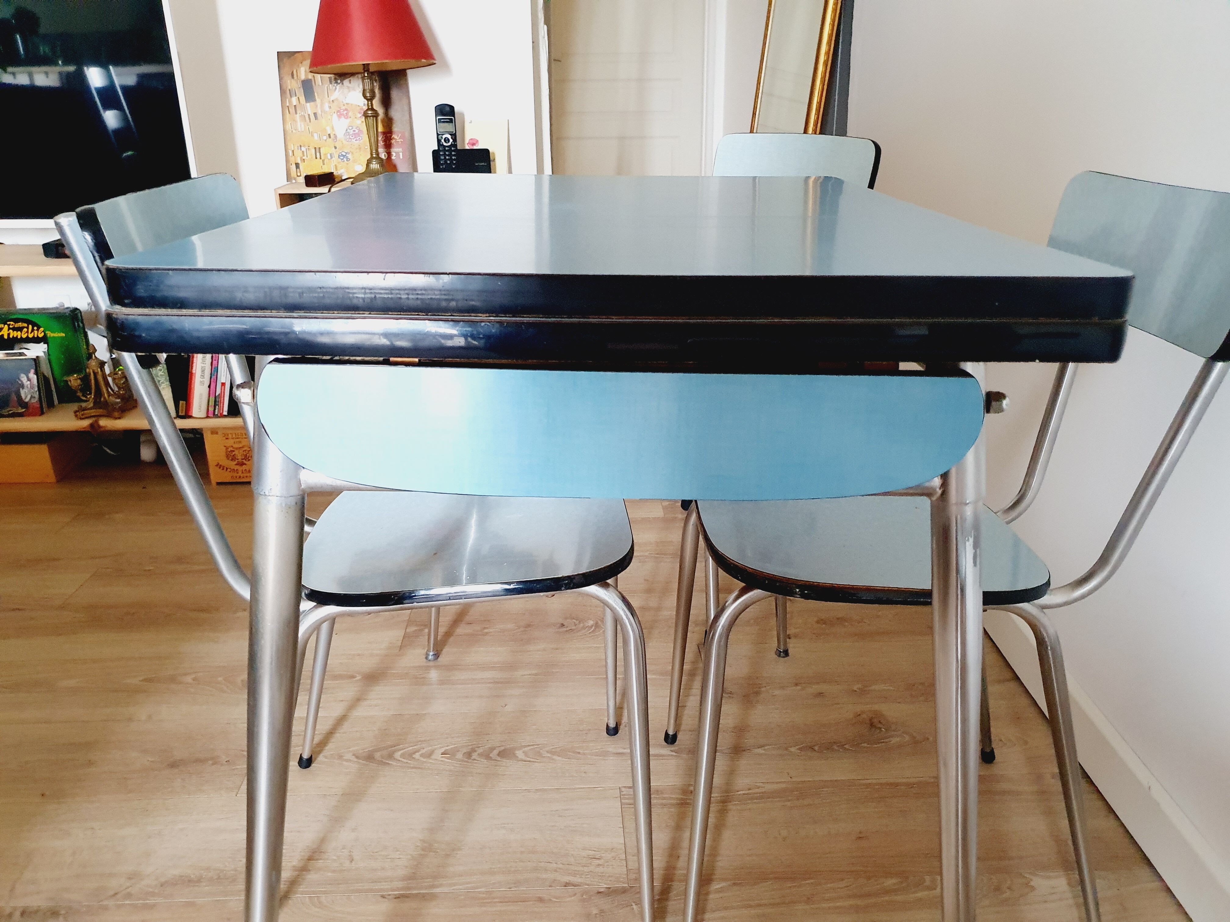 Table et 4 chaises en formica bleu