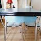 Table et 4 chaises en formica bleu