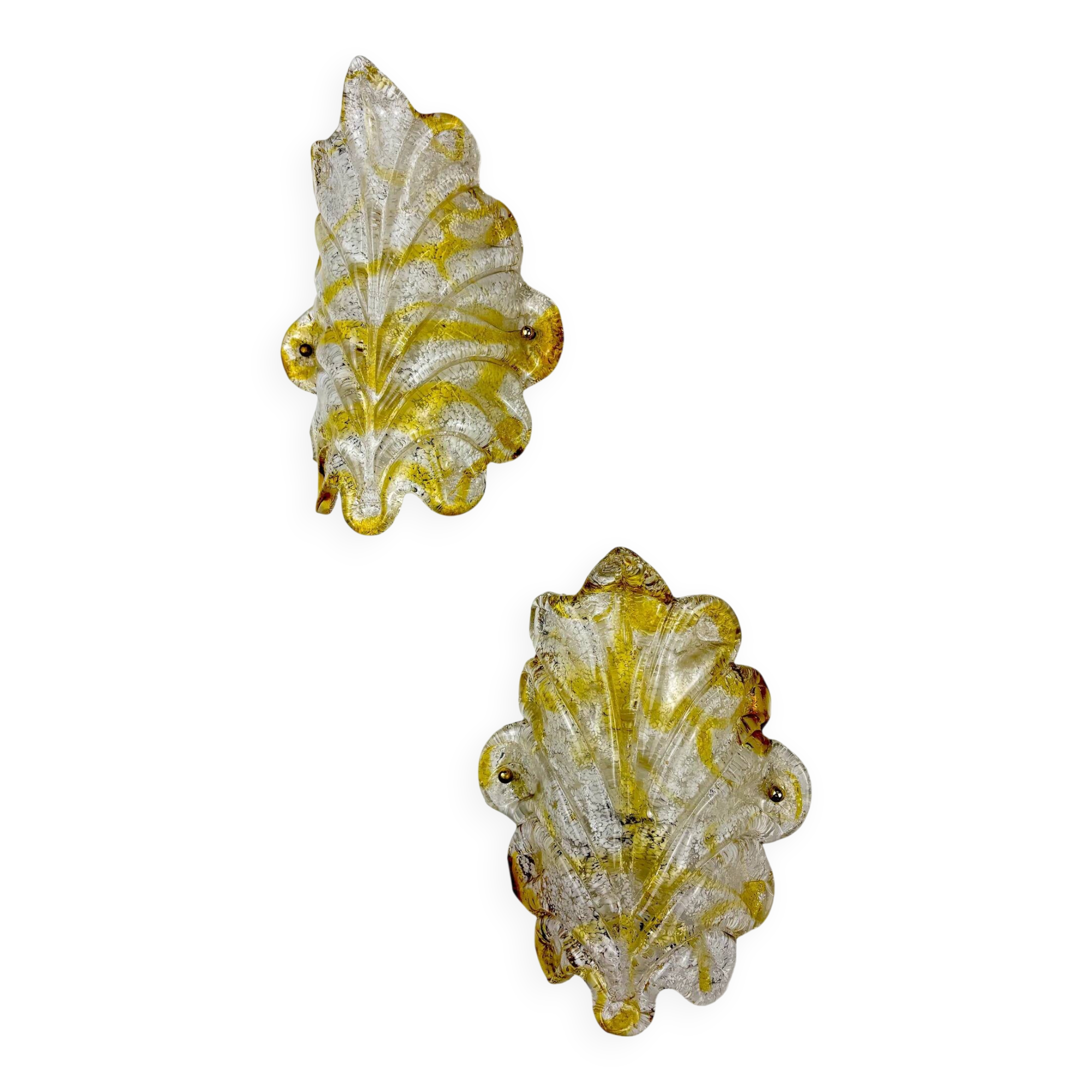 Paire de appliques en verre dépoli orange Murano, verre texturé et détails dorés, Italie années 1970.