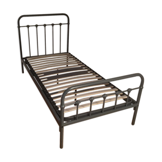 Child bed with bedside table