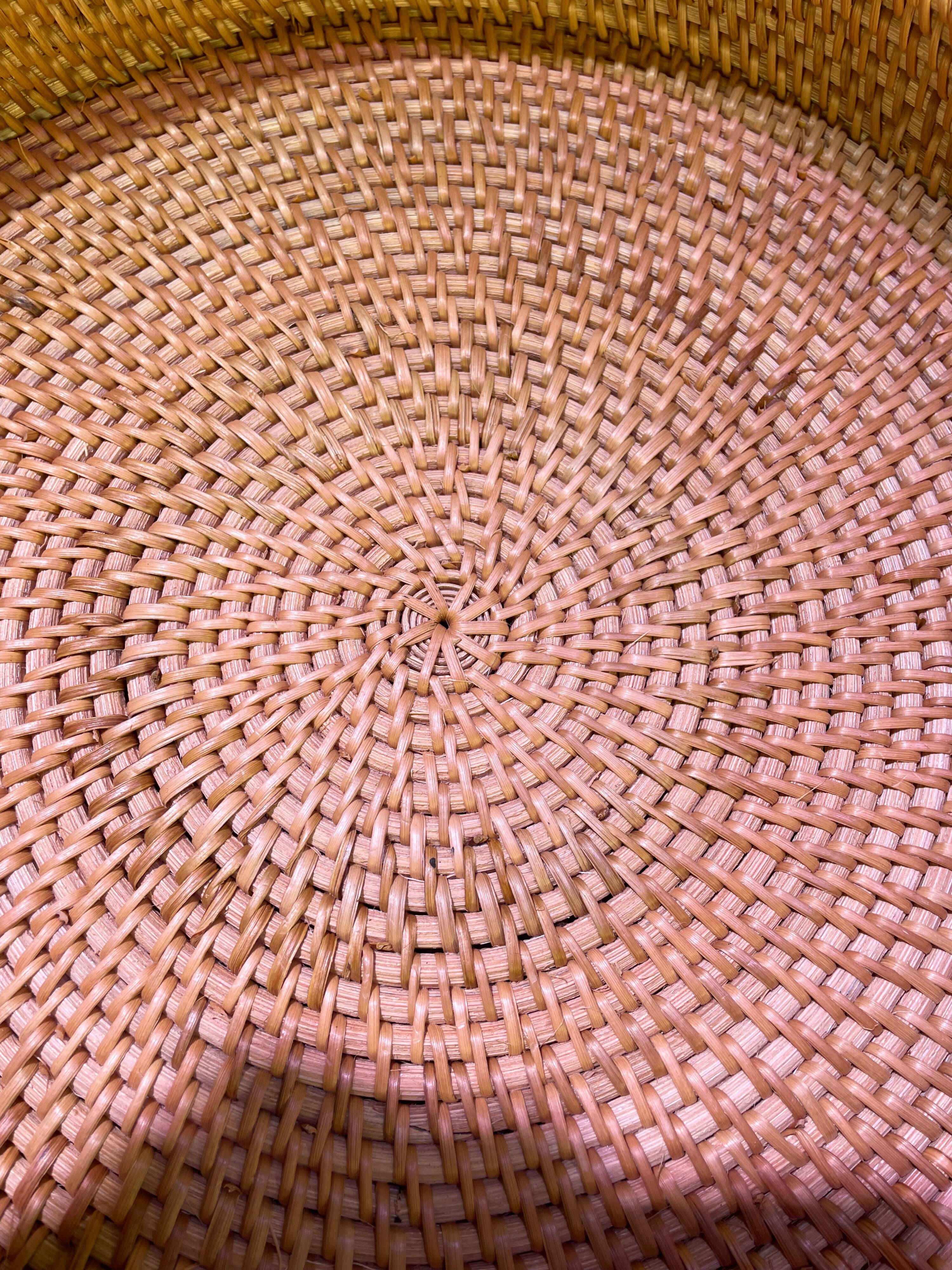 Round wicker tray