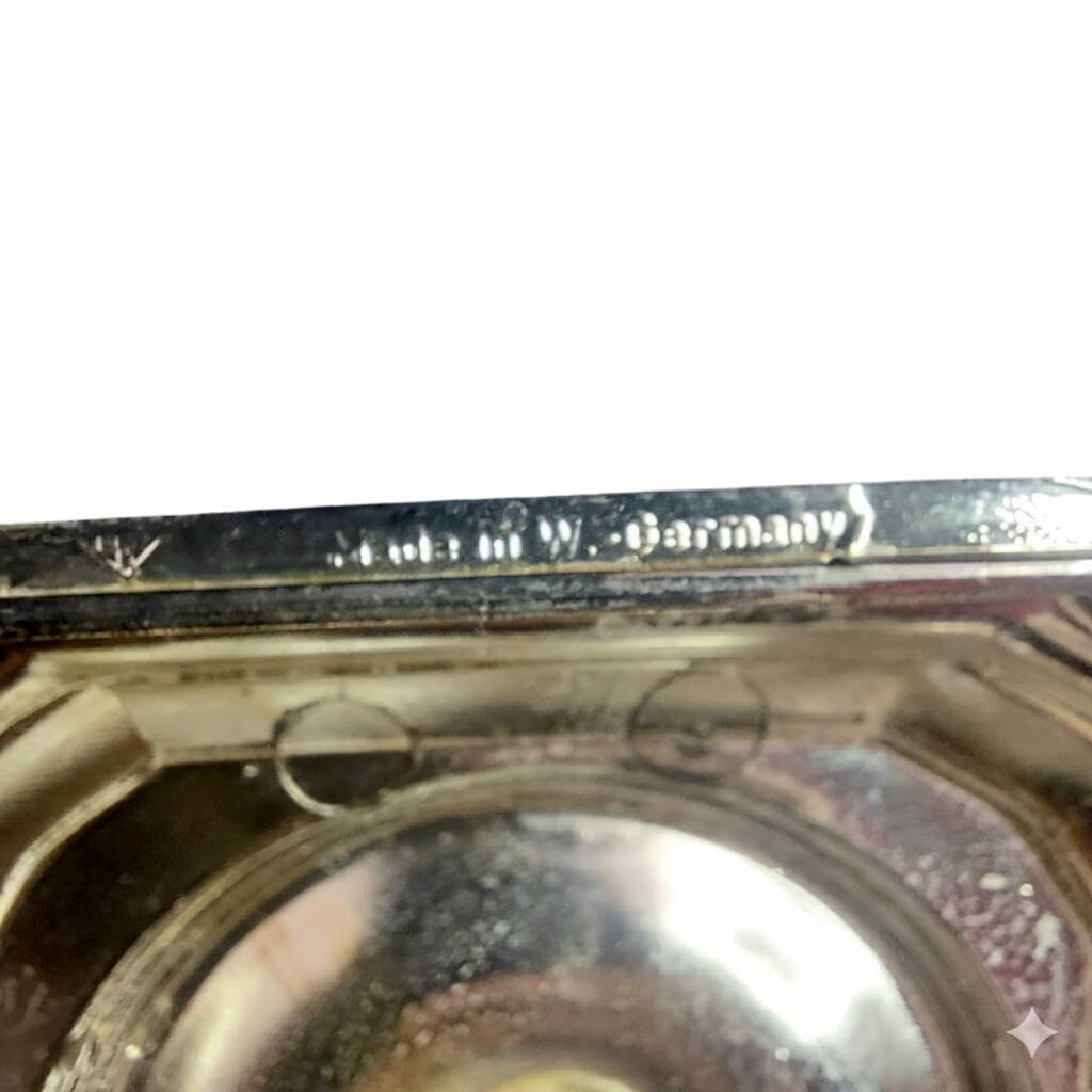 Pair of hurricane lamps – Silver-plated metal and glass.