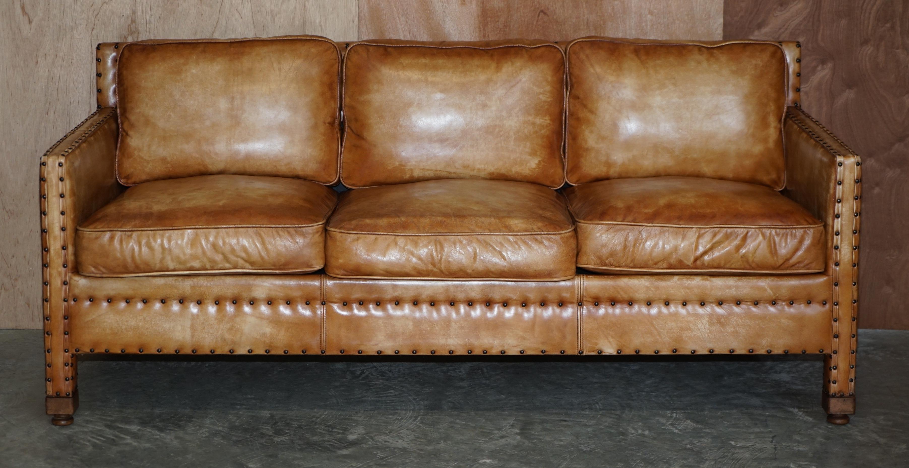 Three-seater leather canapé in Edwardian style with studs.
