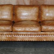 Three-seater leather canapé in Edwardian style with studs.