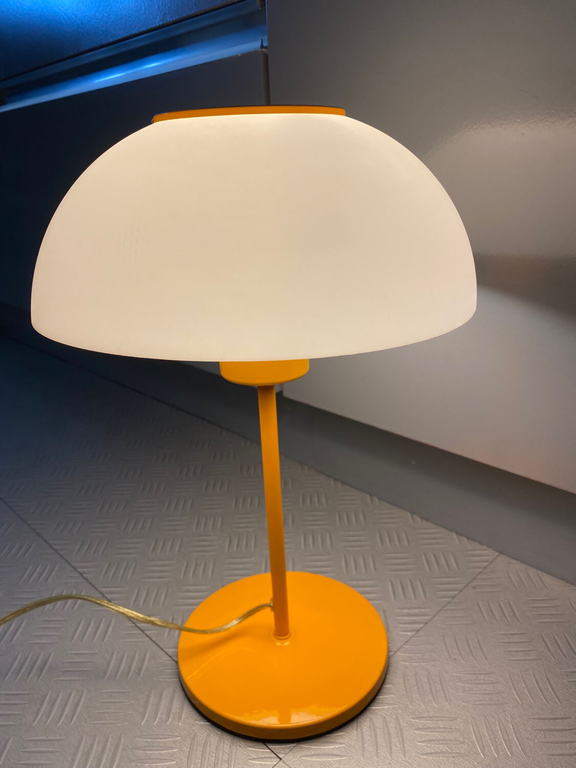 Lampe champignon vintage métal laqué orange et plastique blanc
