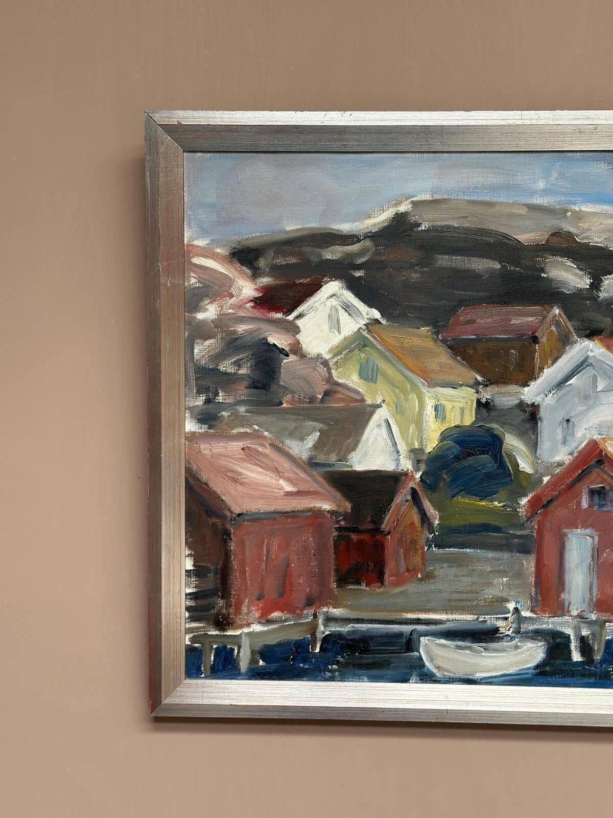 Huile sur toile suédoise d'époque mi-siècle – « Village côtier » par Tryggve Örn, vintage et encadrée – 59,5 × 50,5 cm (23,4" × 19,9")