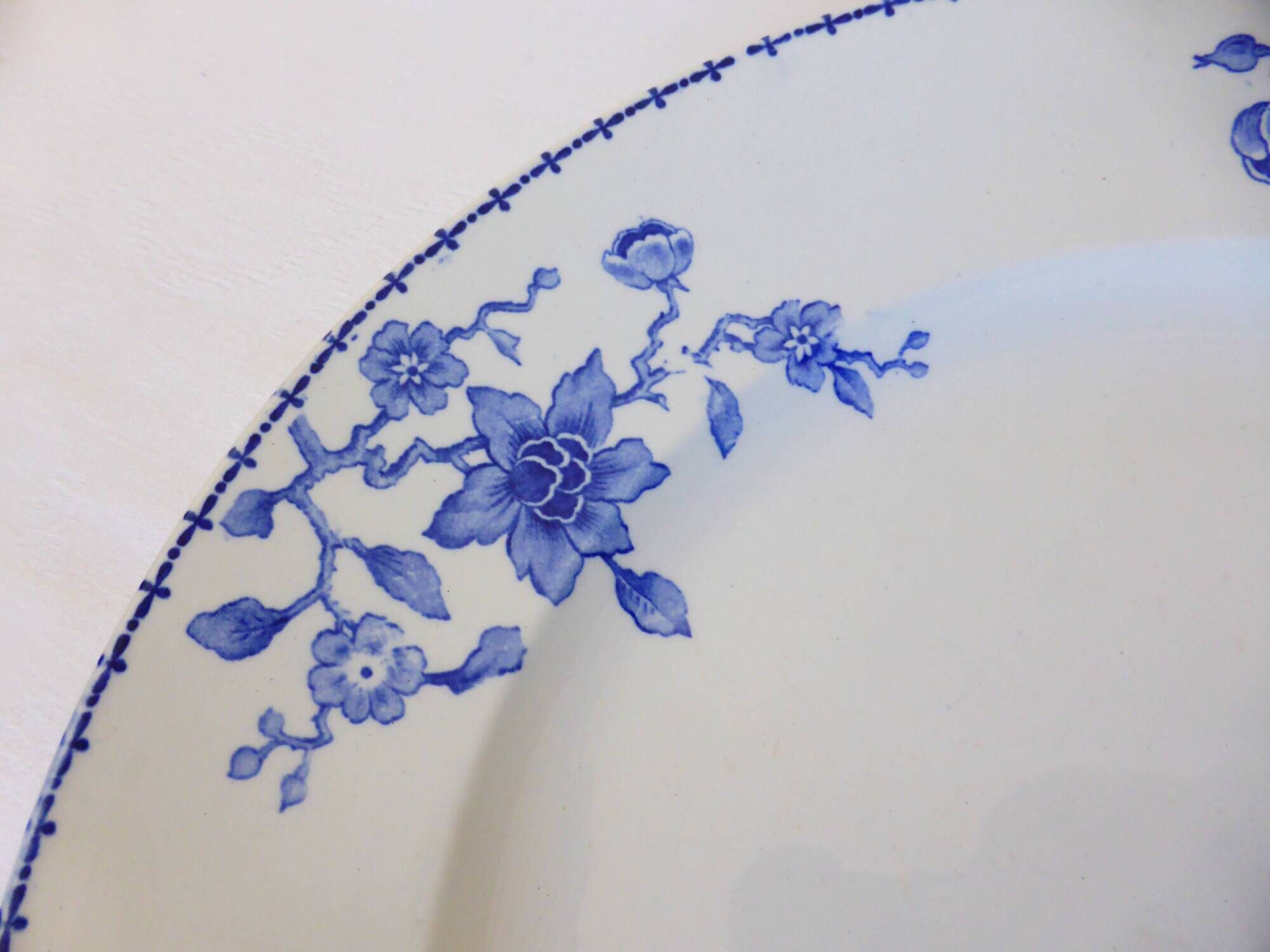 1 round vintage serving dish K and G Luneville Dutch model 2106122