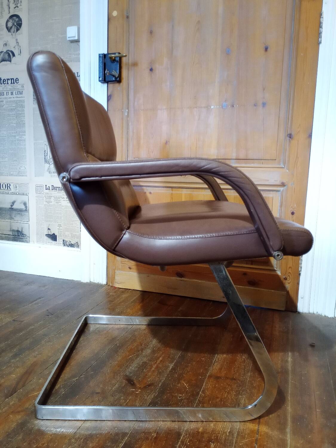 Deux fauteuils cuir et chrome 1970