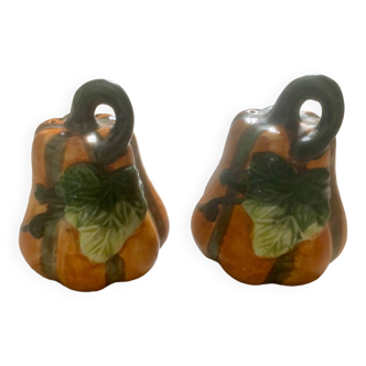 Salt and pepper shaker set