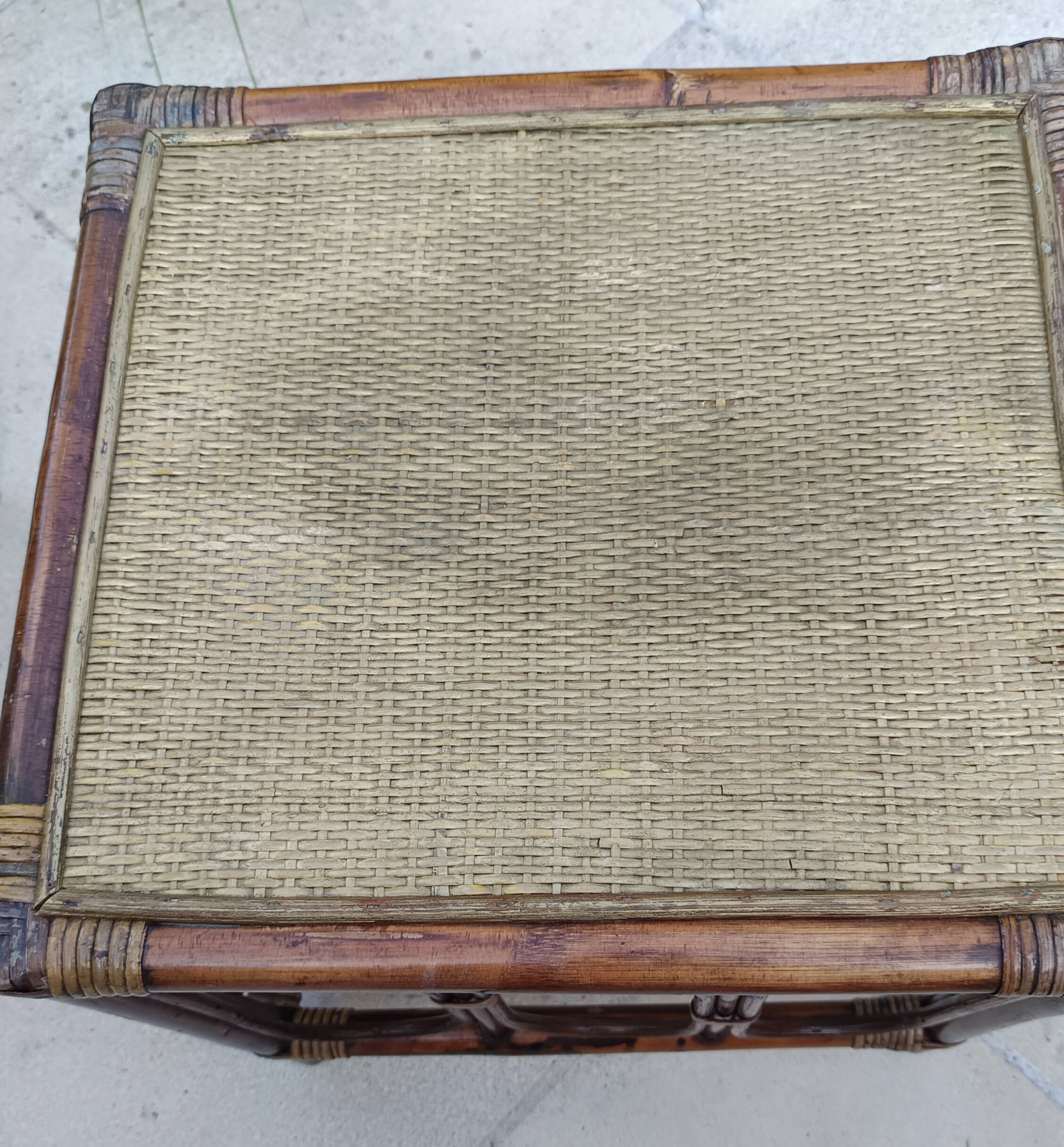 Nest of low tables in rattan, stackable.
