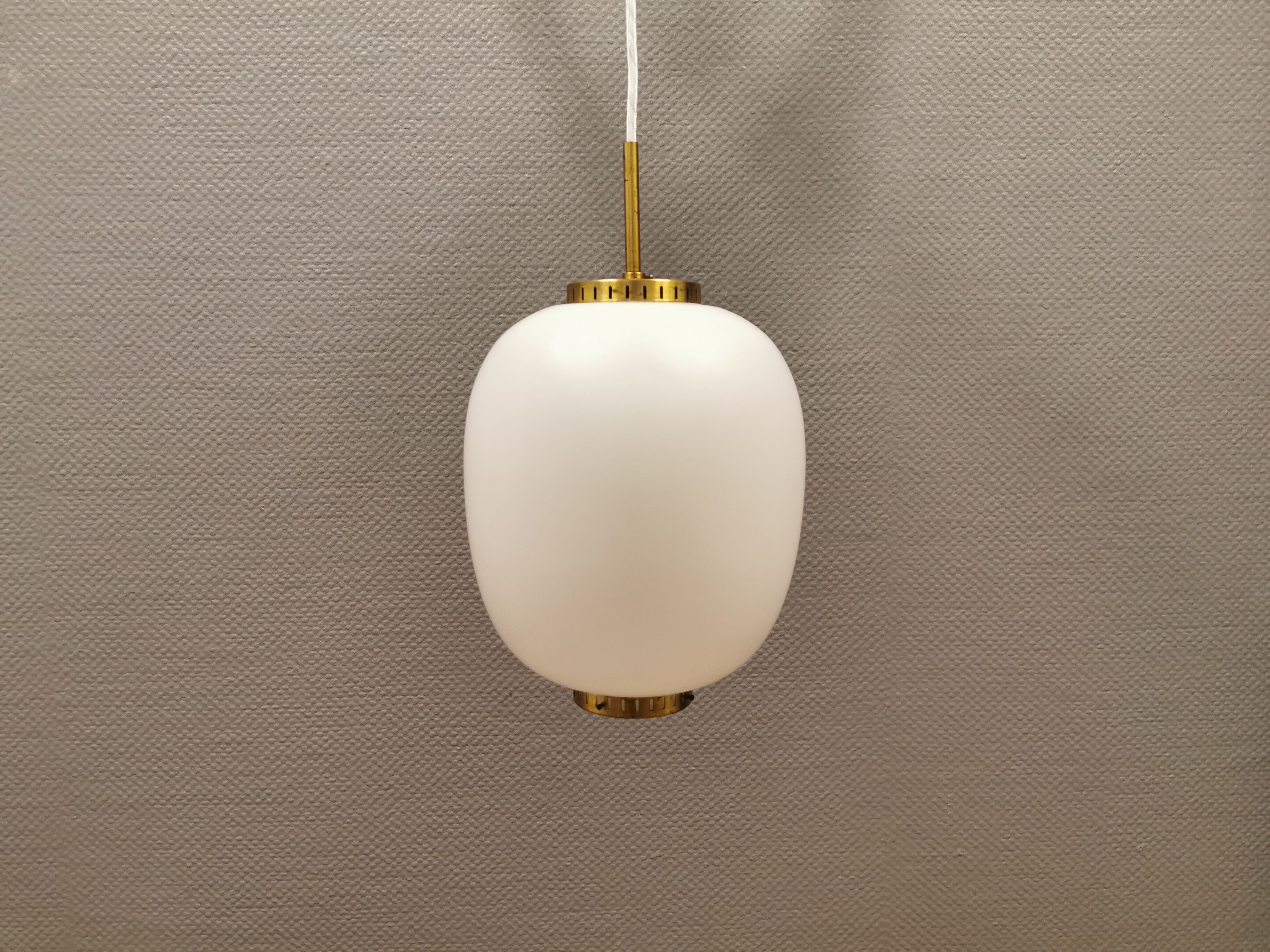 Suspension en porcelaine en verre opale blanc, conçu par Bent Karlby pour Danish Lyfa dans les années 1960-1970