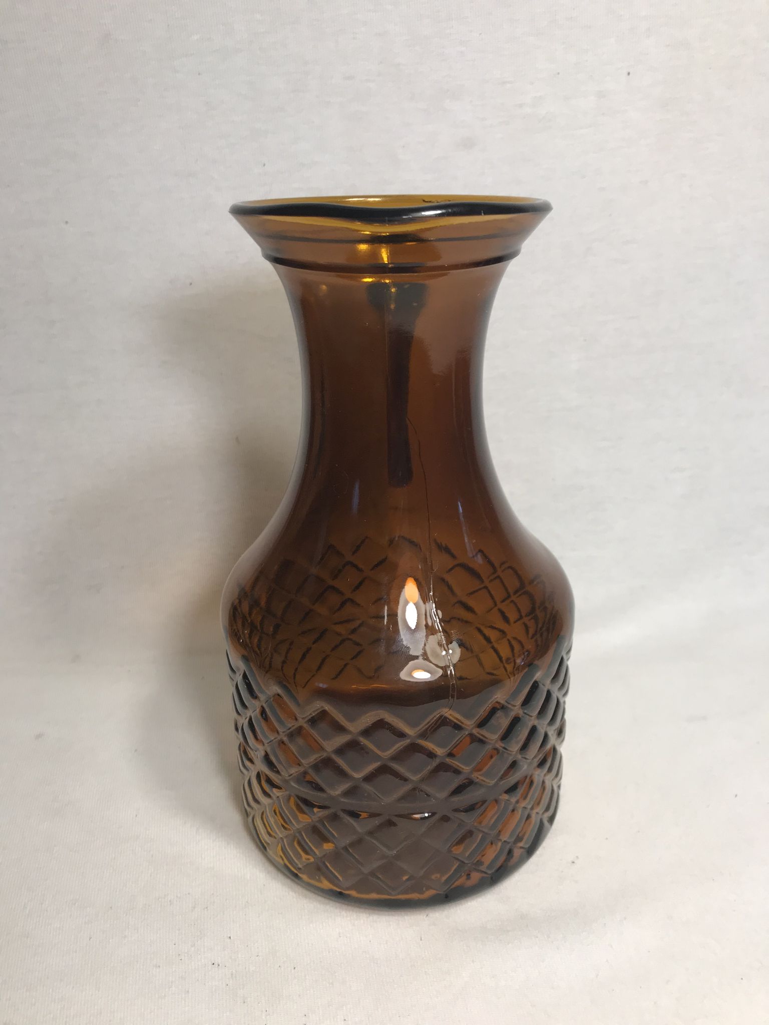 Pichet verre moulé marron forme géométrique carafe