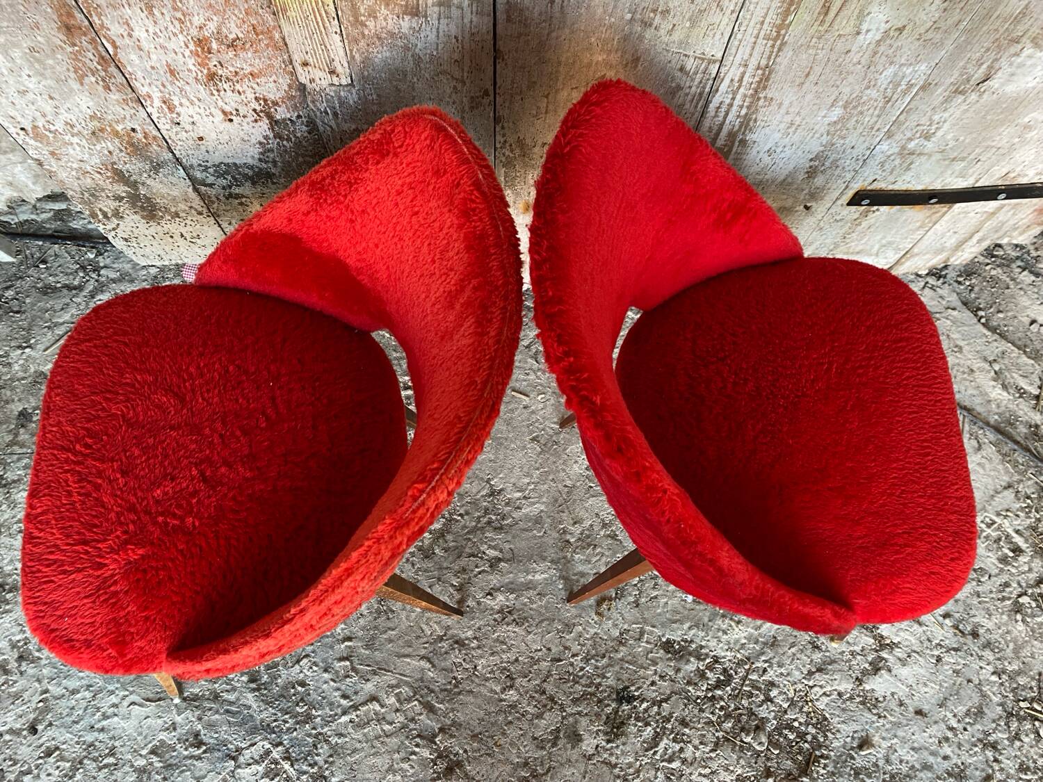 Paire de chaises Achille Decommere en fausse fourrure rouge et pieds compas en bois