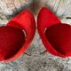 Paire de chaises Achille Decommere en fausse fourrure rouge et pieds compas en bois