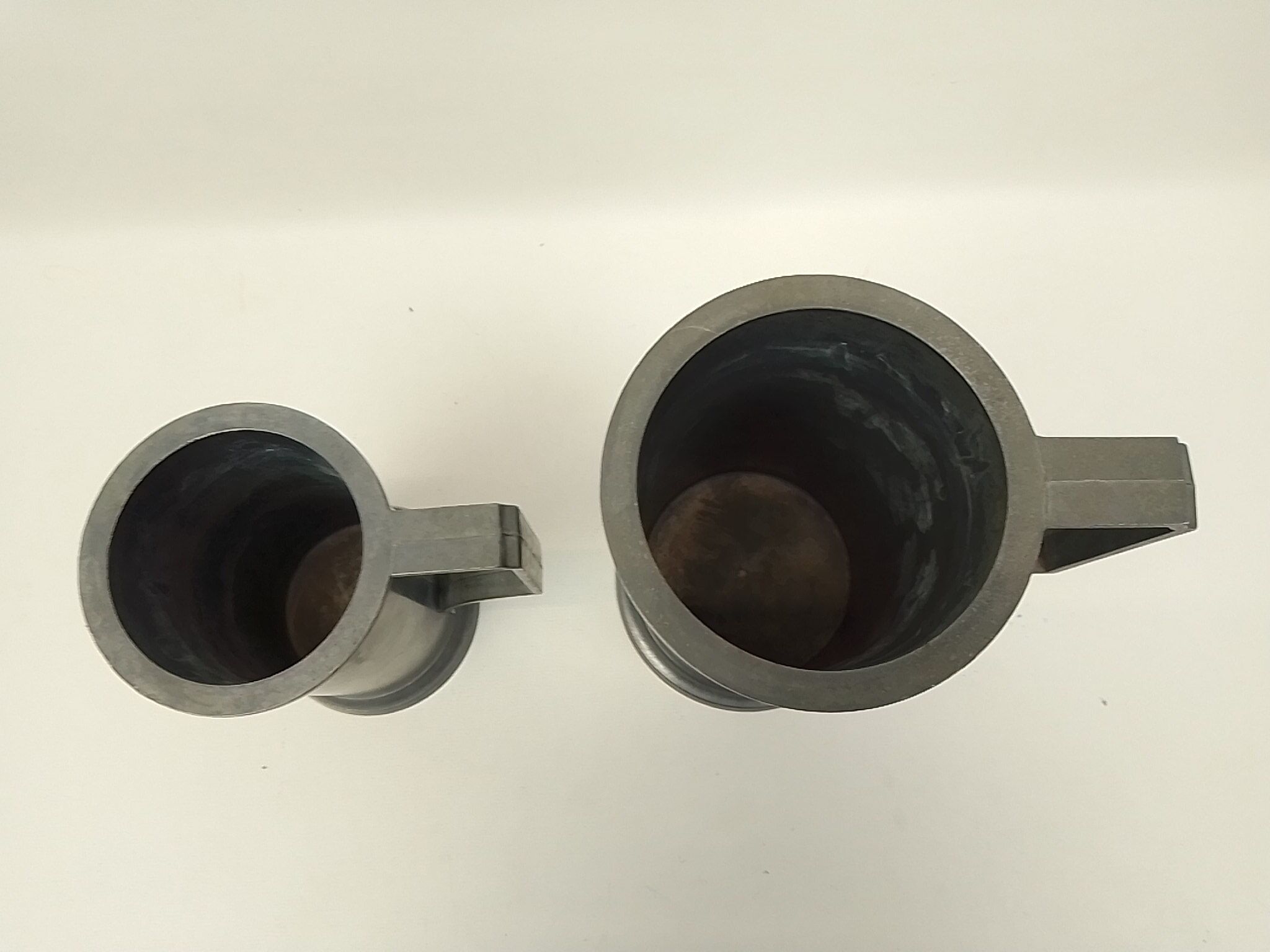 Lot de 2 pichets en étain de 18 cm et 14 cm