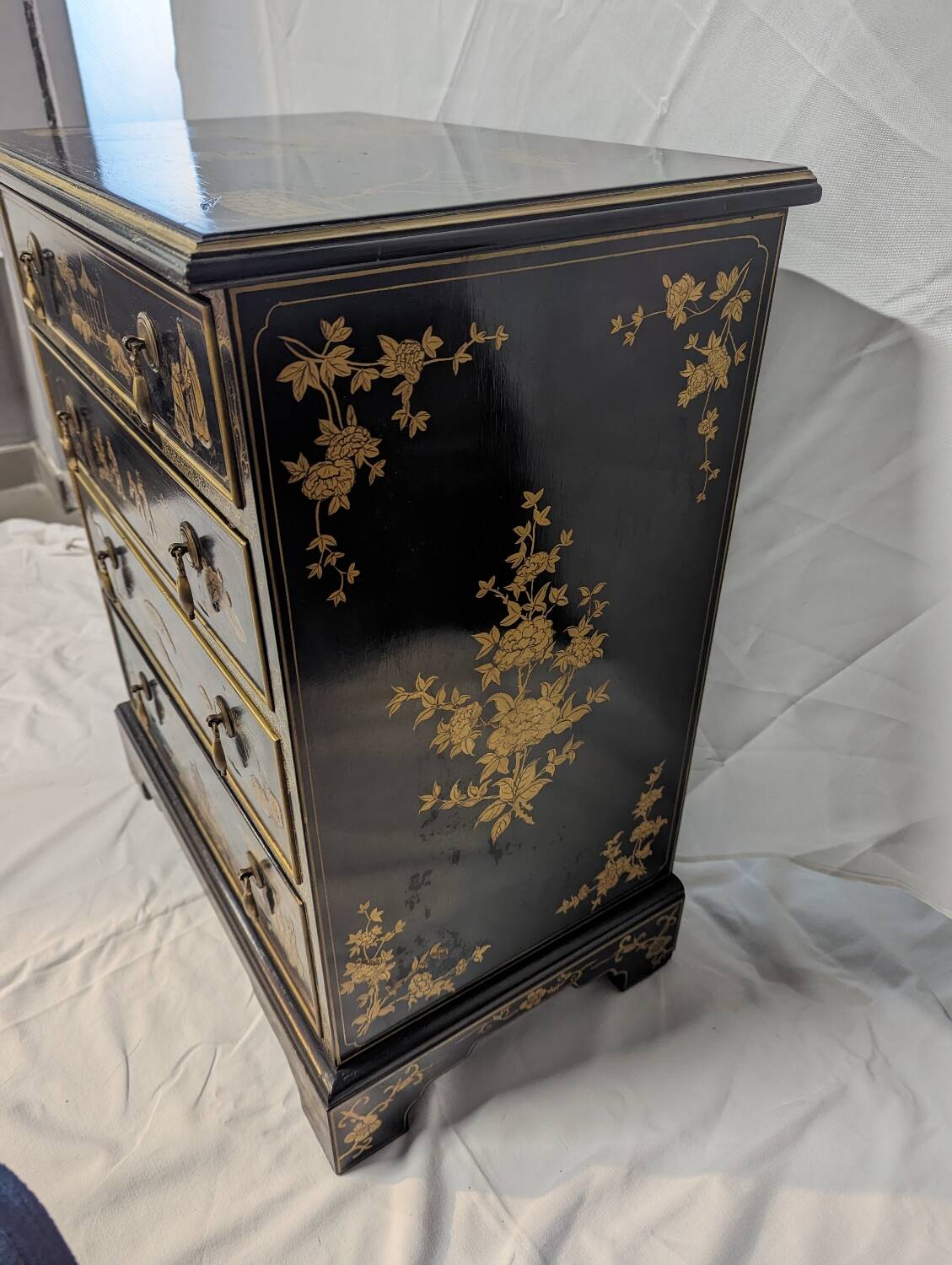 Asian chest of drawers in Chinese lacquer
