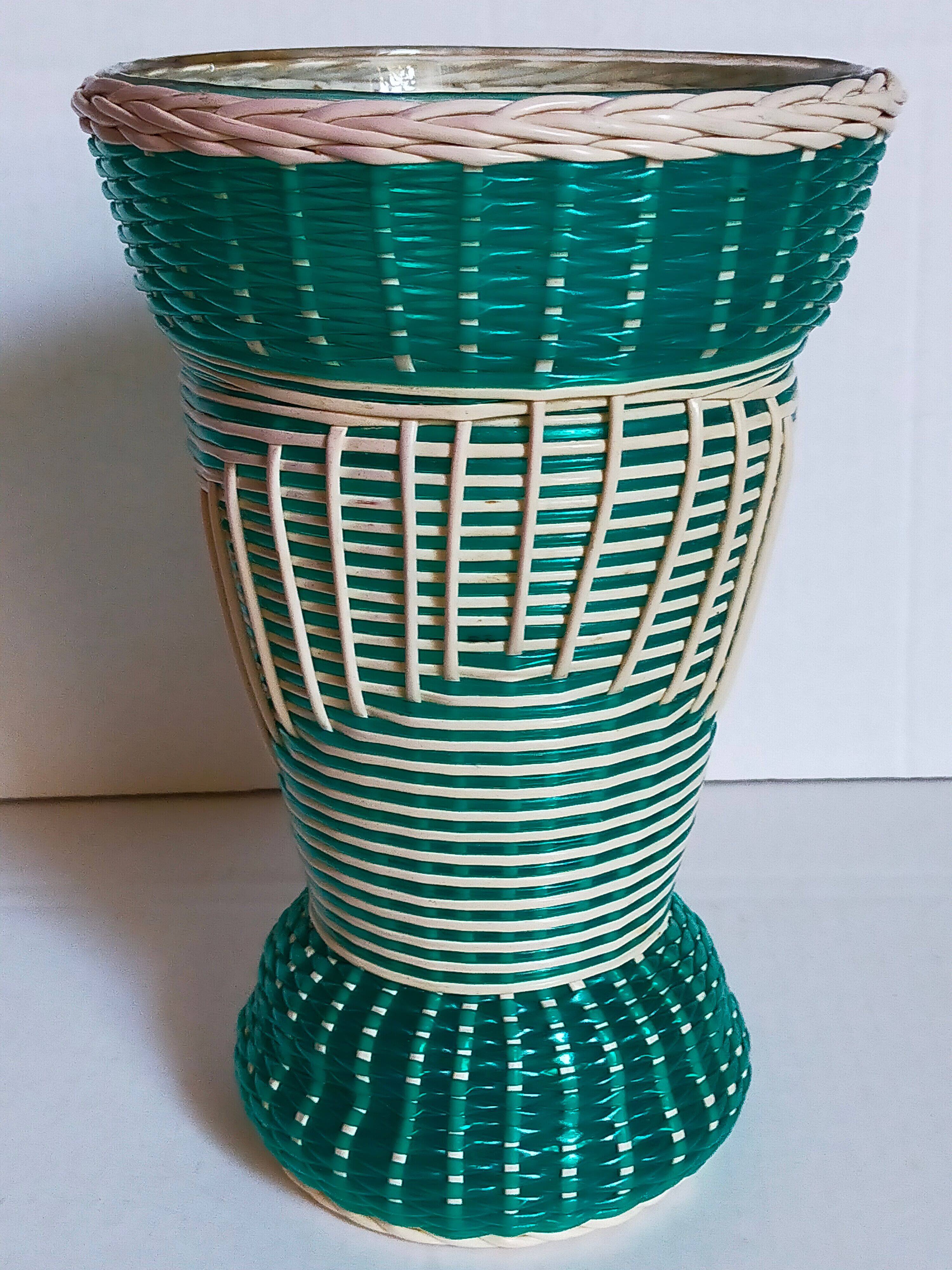 Glass vase and braided scoubidou thread 50s