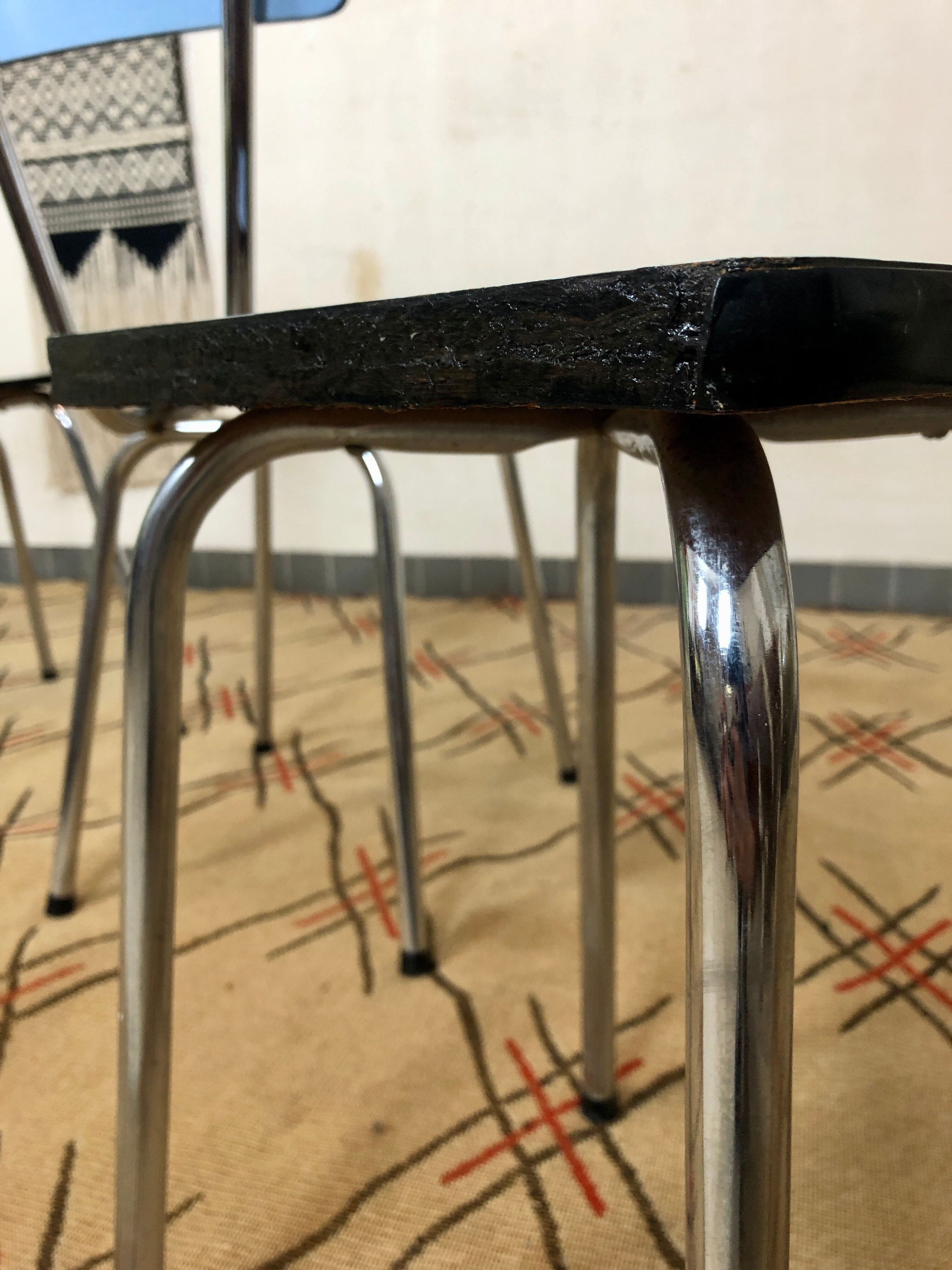 Ensemble de 2 chaises et 1 tabouret en formica
