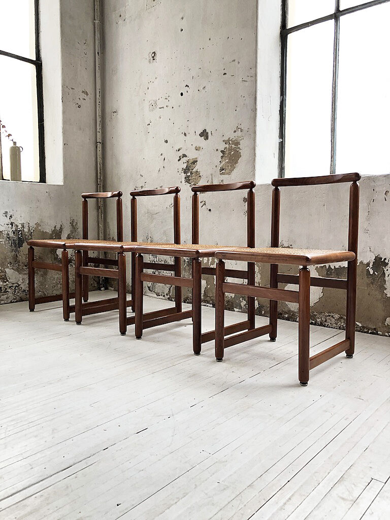 Lot de 4 chaises cannées années 50
