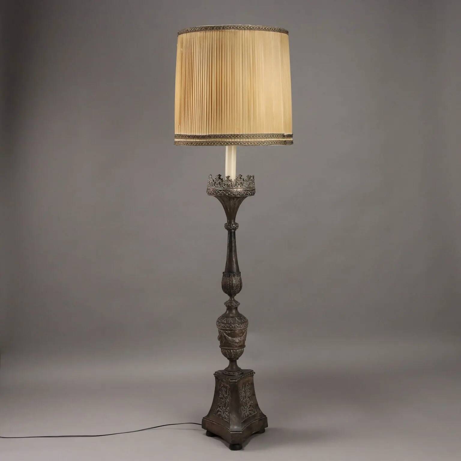 Candélabre ancien en fer et bois, Italie, XIXe siècle